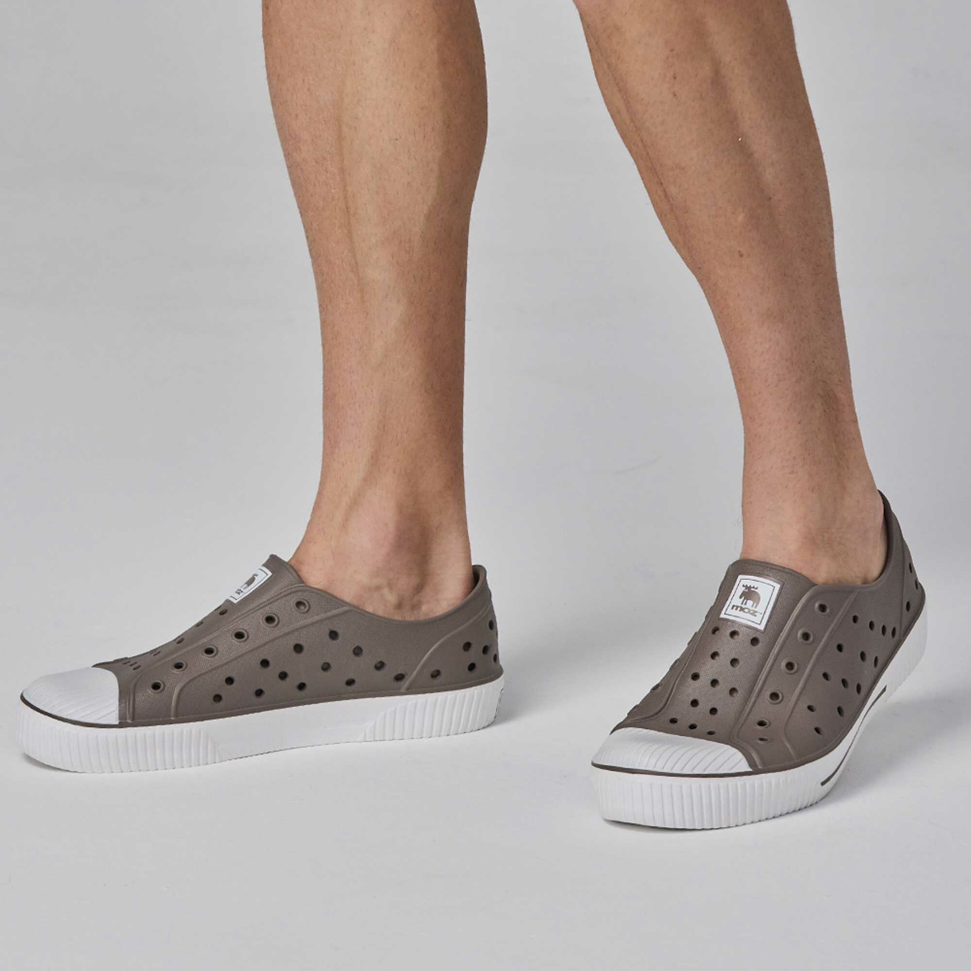 moz瑞典 駝鹿 雙色洞洞餅乾水鞋 (奶蓋巧克力) 全球首創 舒適厚底 防潑水-附鞋扣