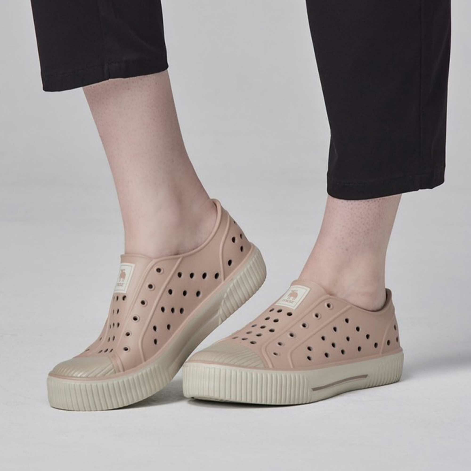 moz瑞典駝鹿洞洞餅乾水鞋(奶蓋霧粉) 全球首創舒適厚底防潑水 moz瑞典駝鹿洞洞餅乾水鞋(奶蓋霧粉) 全球首創舒適厚底防潑水