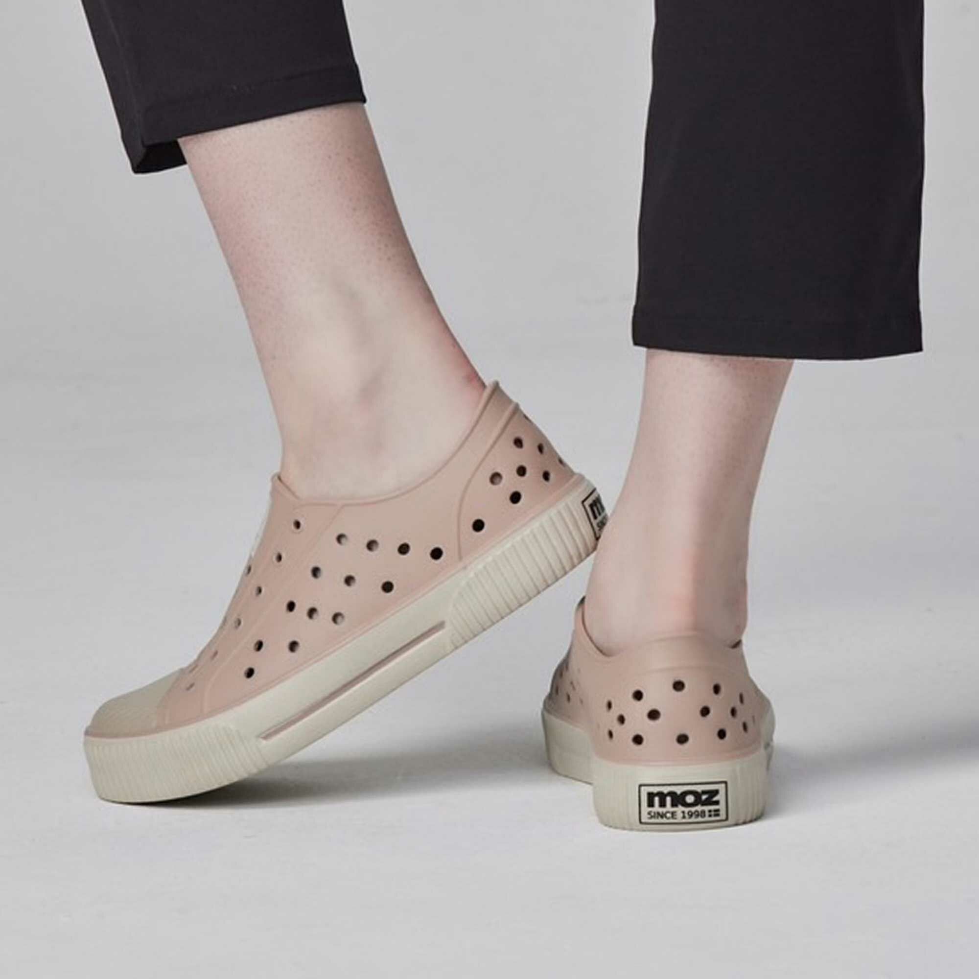 moz瑞典 駝鹿 雙色洞洞餅乾水鞋 (奶蓋霧粉) 全球首創 舒適厚底 防潑水-附鞋扣