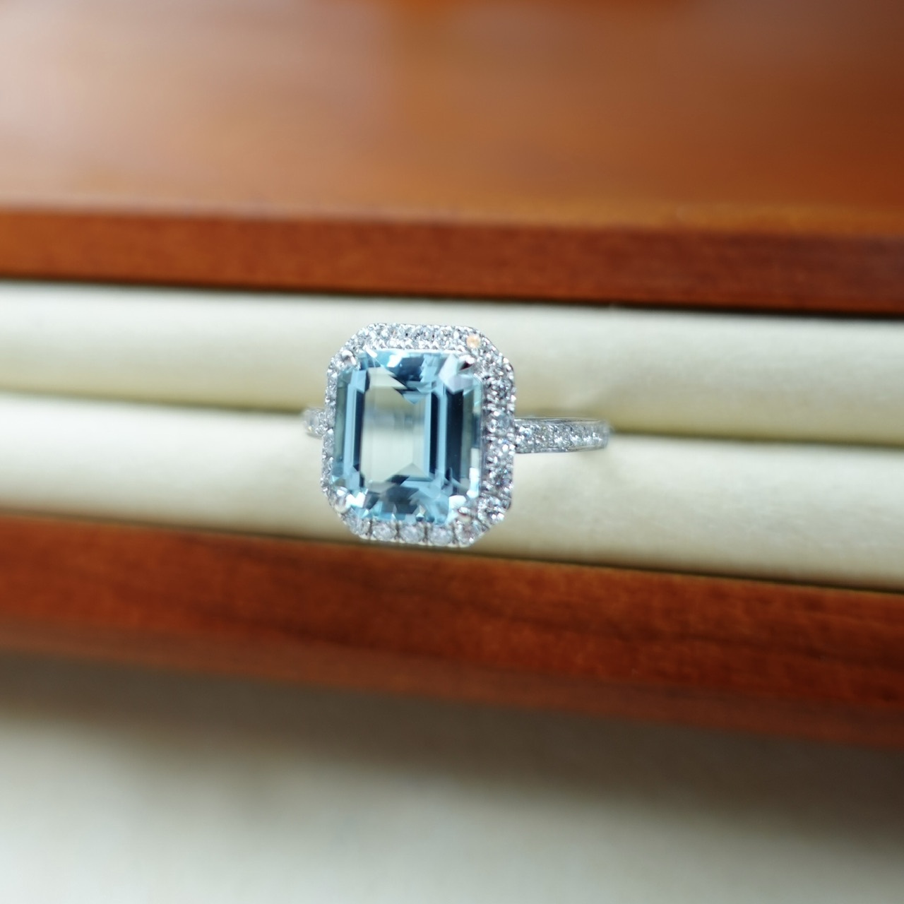 海藍寶18K金鑽石戒指 (帶GUILD證書)