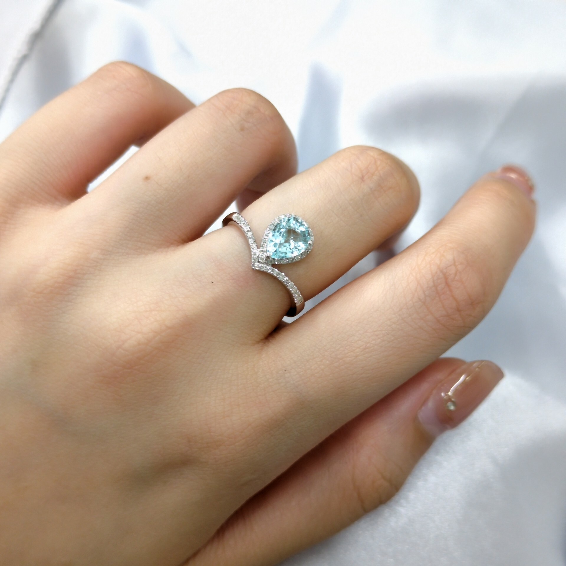 18K White Gold 0.93ct Paraiba and Diamond Ring