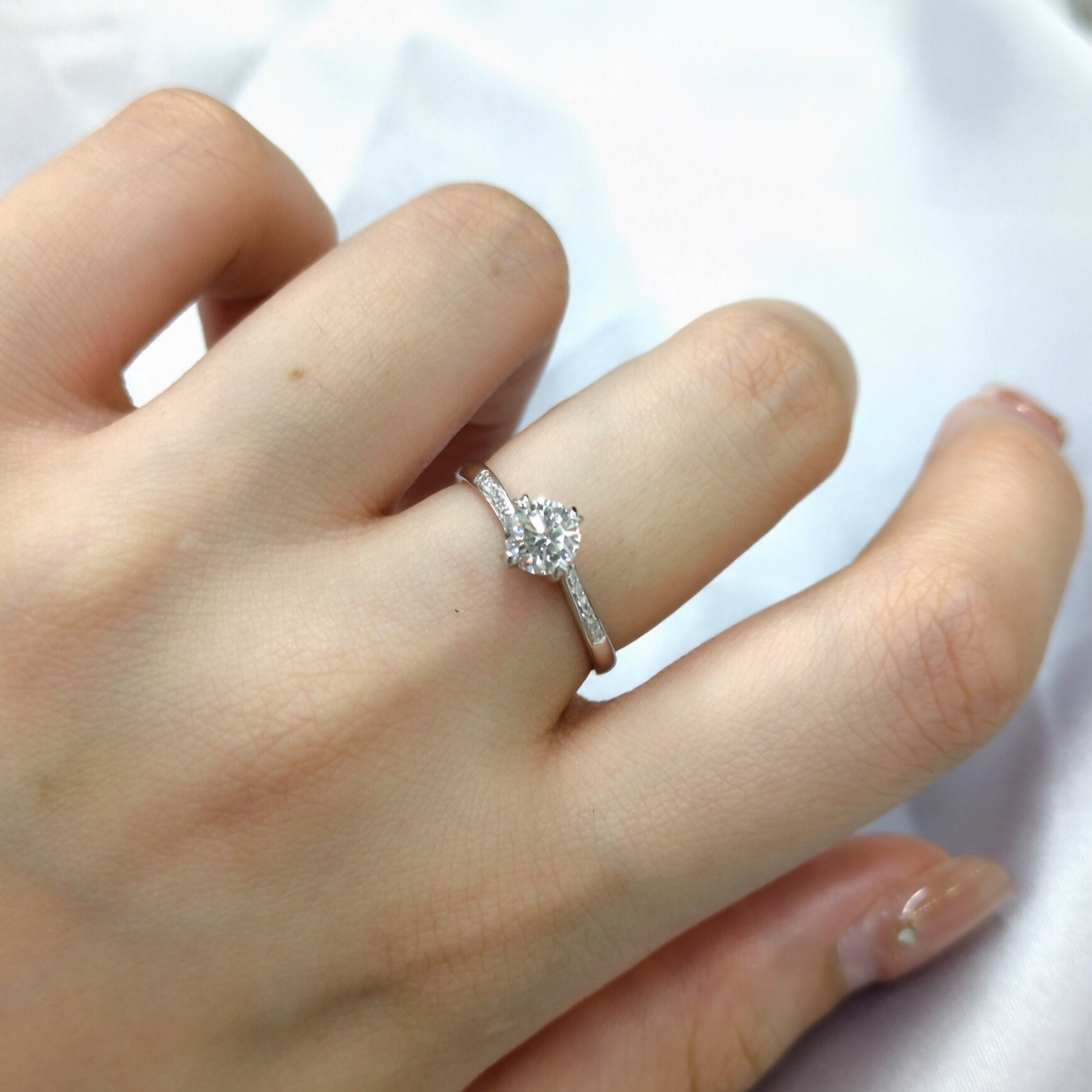 全新18K白金【單粒50份鑽石】配小鑽共54份鑽石戒指