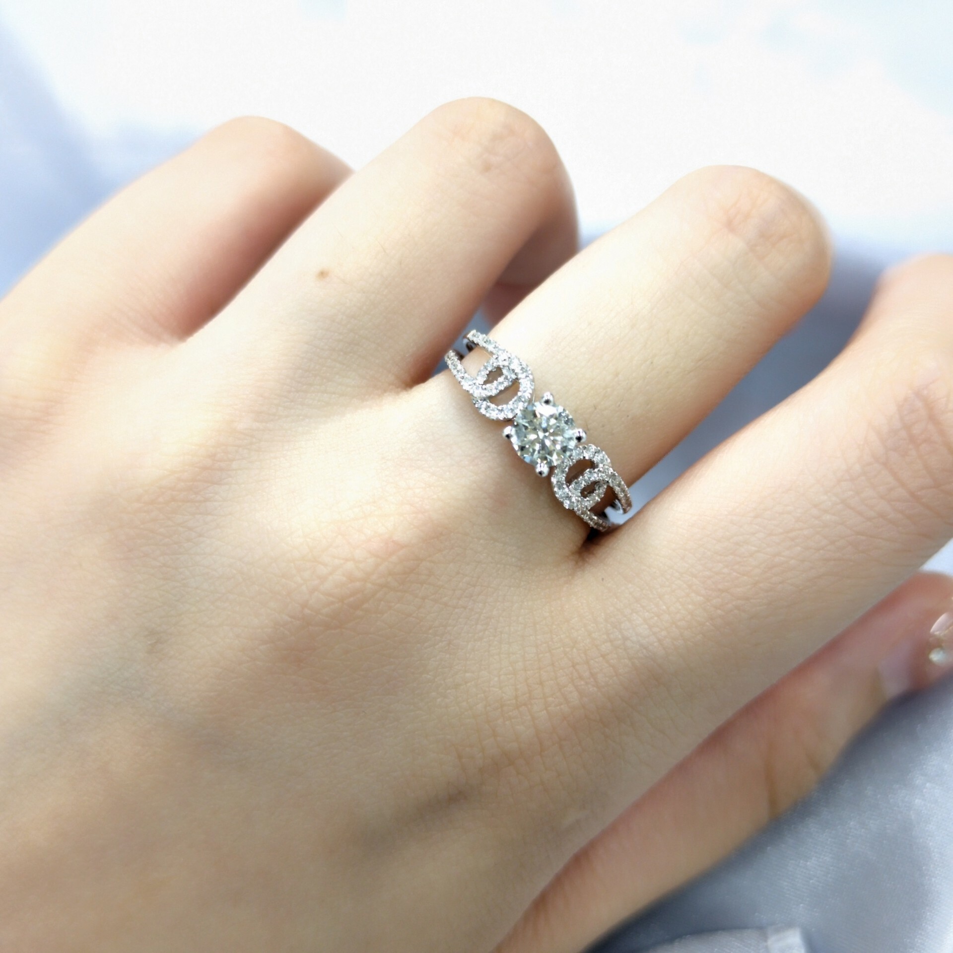 全新18K白金【單粒45份鑽石】配小鑽共67份鑽石戒指