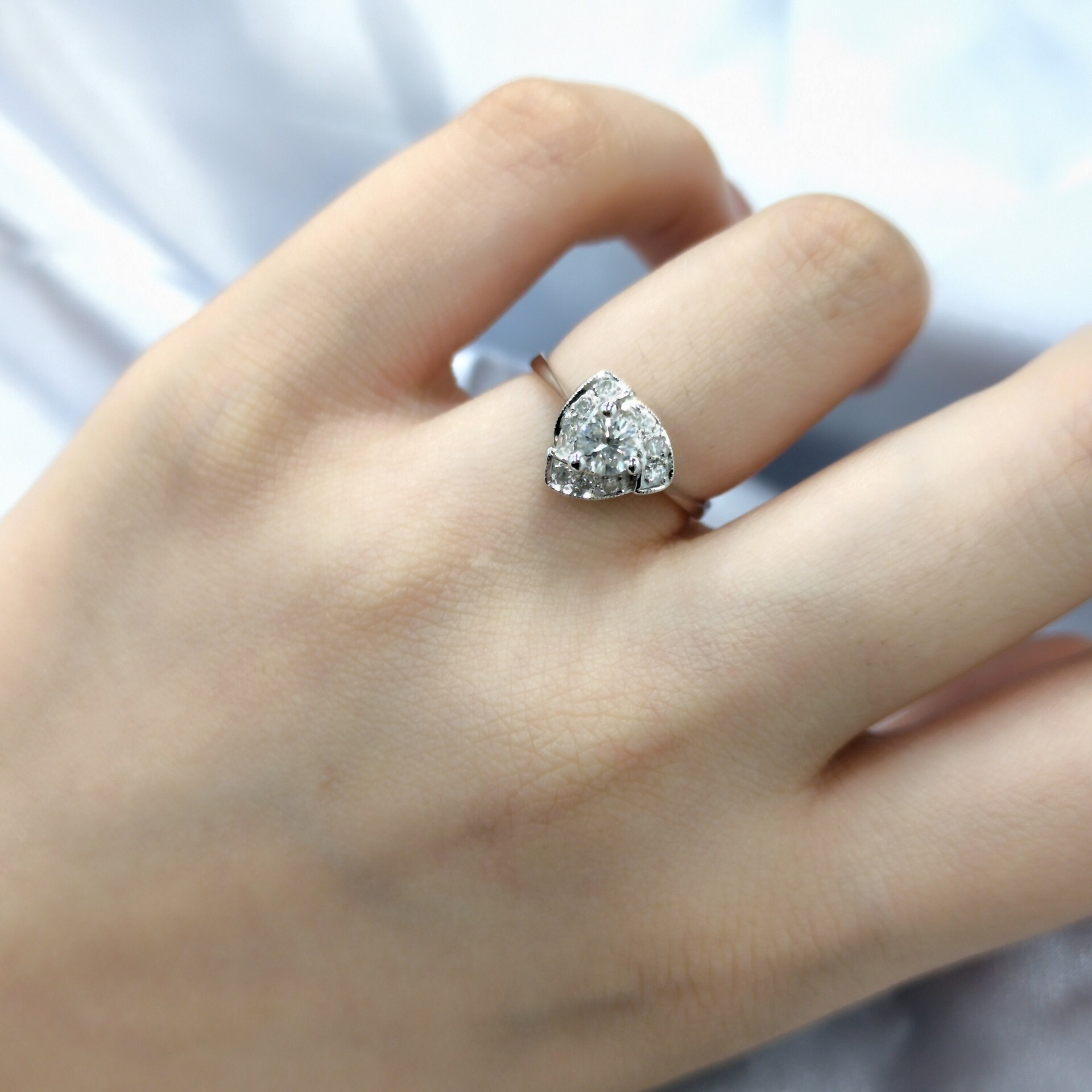 全新18K白金【單粒23份鑽石】配小鑽共32份鑽石戒指