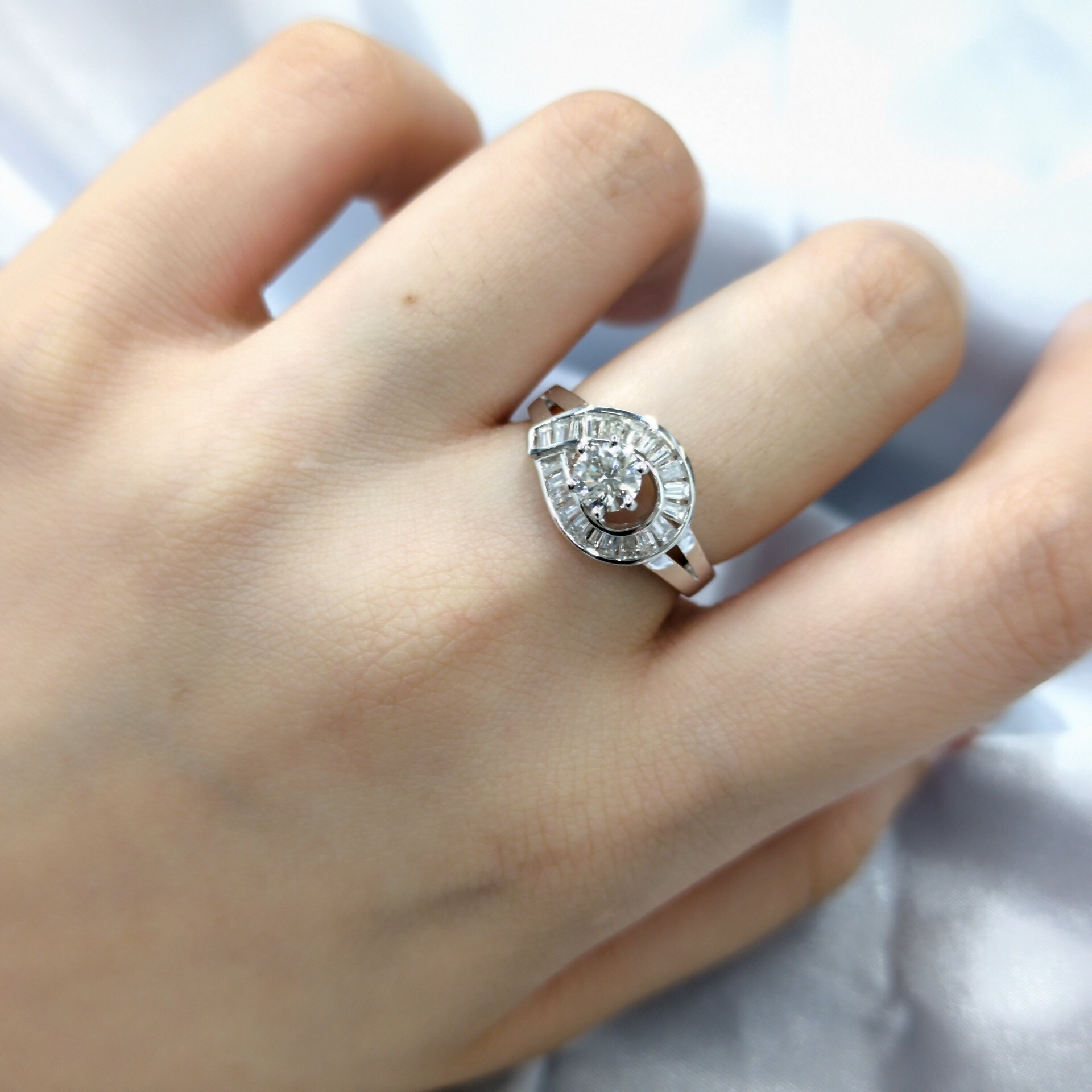 全新18K白金【單粒41份鑽石】配小鑽共73份鑽石戒指