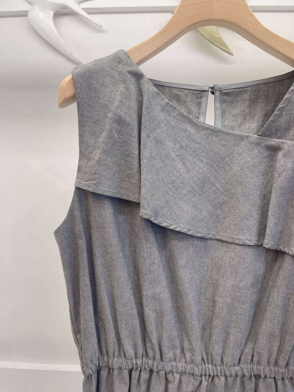 胸荷葉無袖洋裝