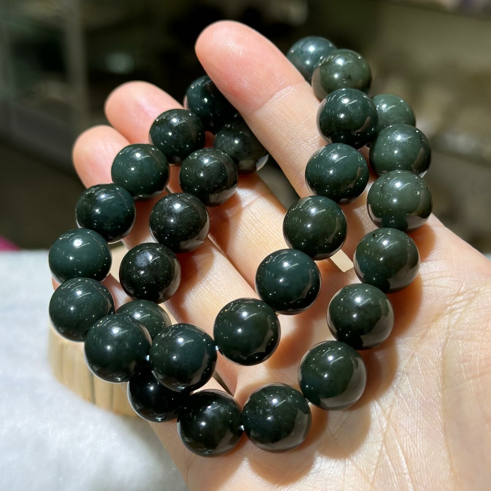 和田玉手串 12 mm +/- (深)