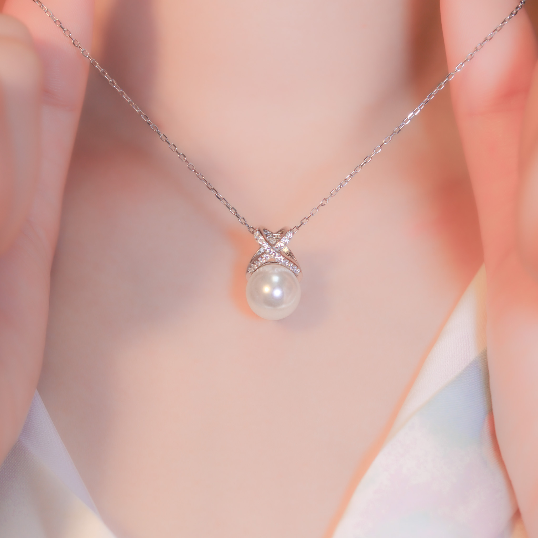 | 925 Silver・Pearl | Hug On The Moon  Necklace 2.0 | NE1131 |