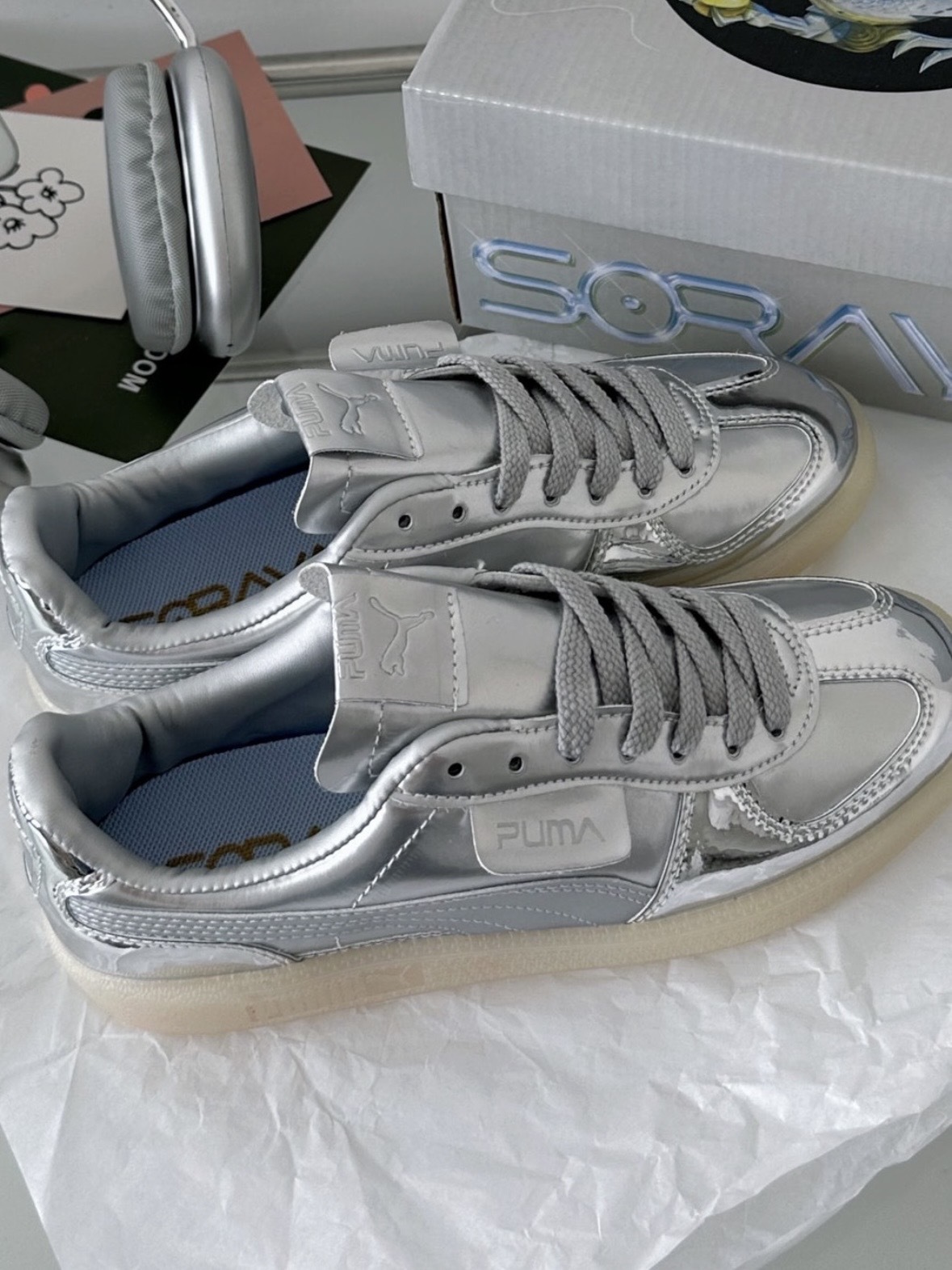 PUMA× SORAYAMA シルバー スニーカー 厚底 光沢 プーマ×空山基、初のコラボコレクション発売 キャットロゴが