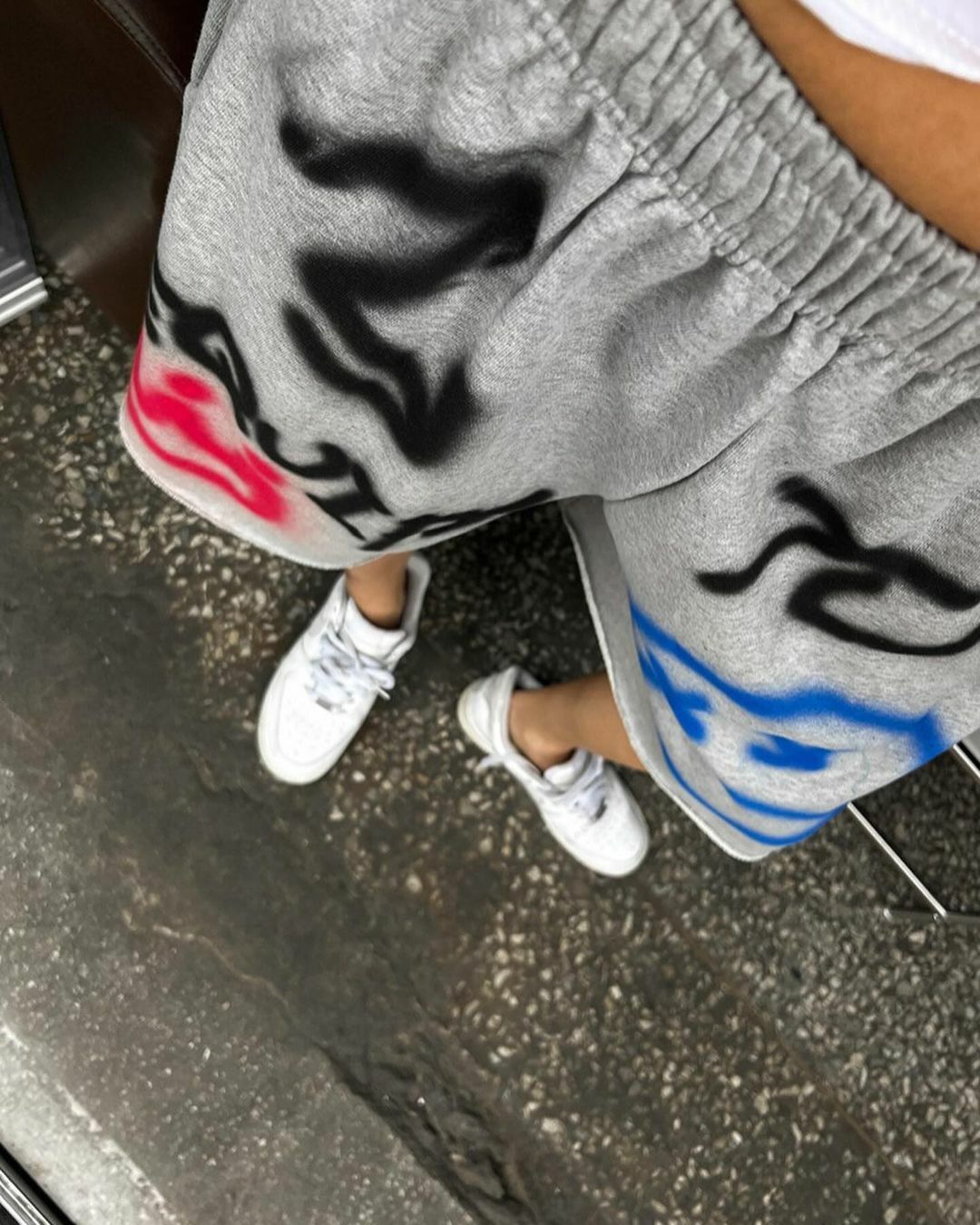 塗鴉手繪毛圈布短褲