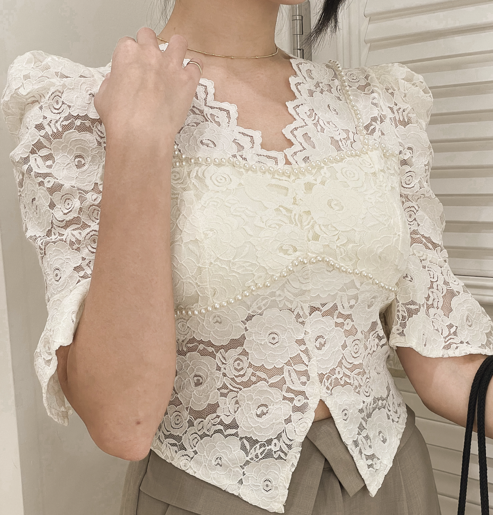 顯瘦下擺珍珠蕾絲上衣