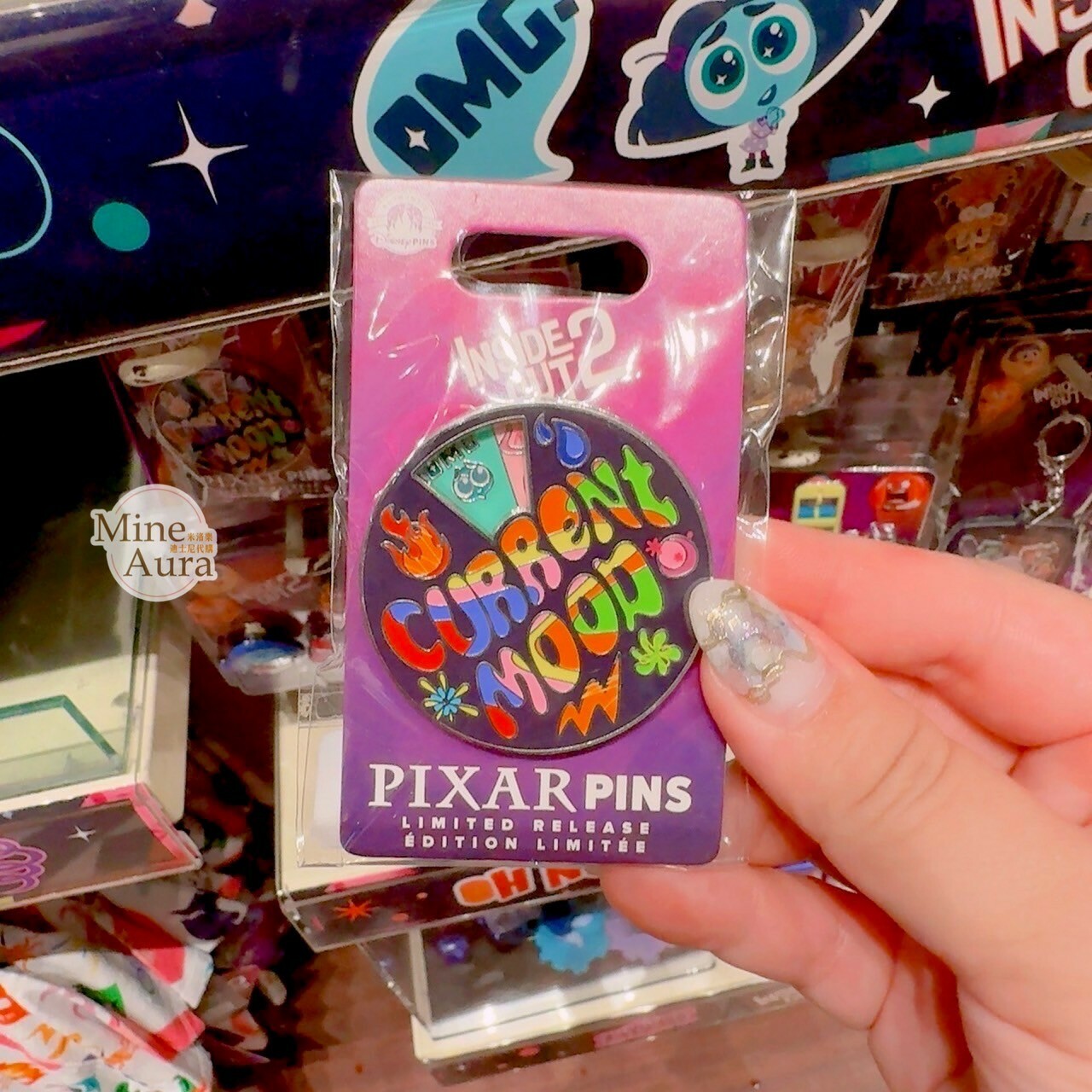 腦筋急轉彎 Inside Out 角色 英文字母圖案 轉轉療癒 圓形造型 徽章 PIN -香港迪士尼樂園