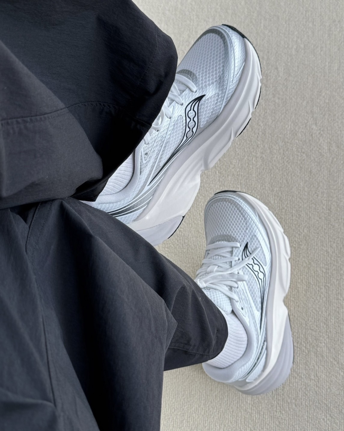 Saucony GUARD AMR 厚底運動鞋 白銀