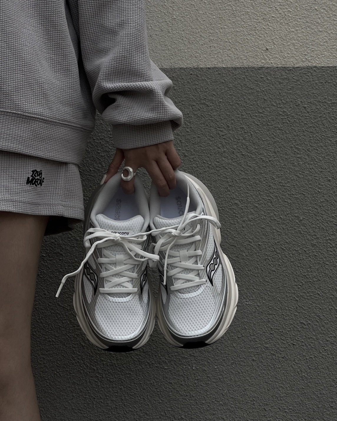 Saucony GUARD AMR 厚底運動鞋 白銀