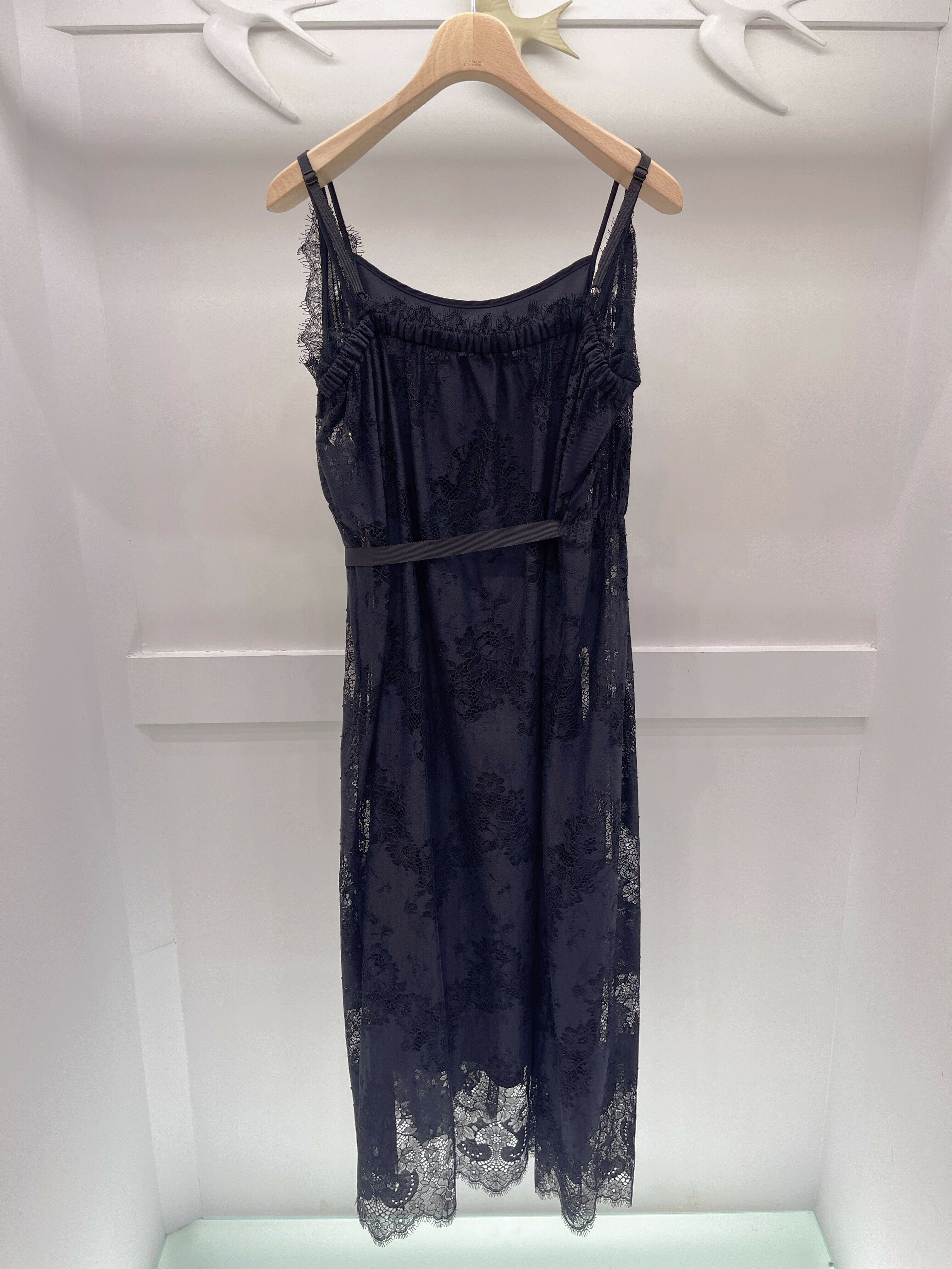 黑蕾絲罩衫洋裝