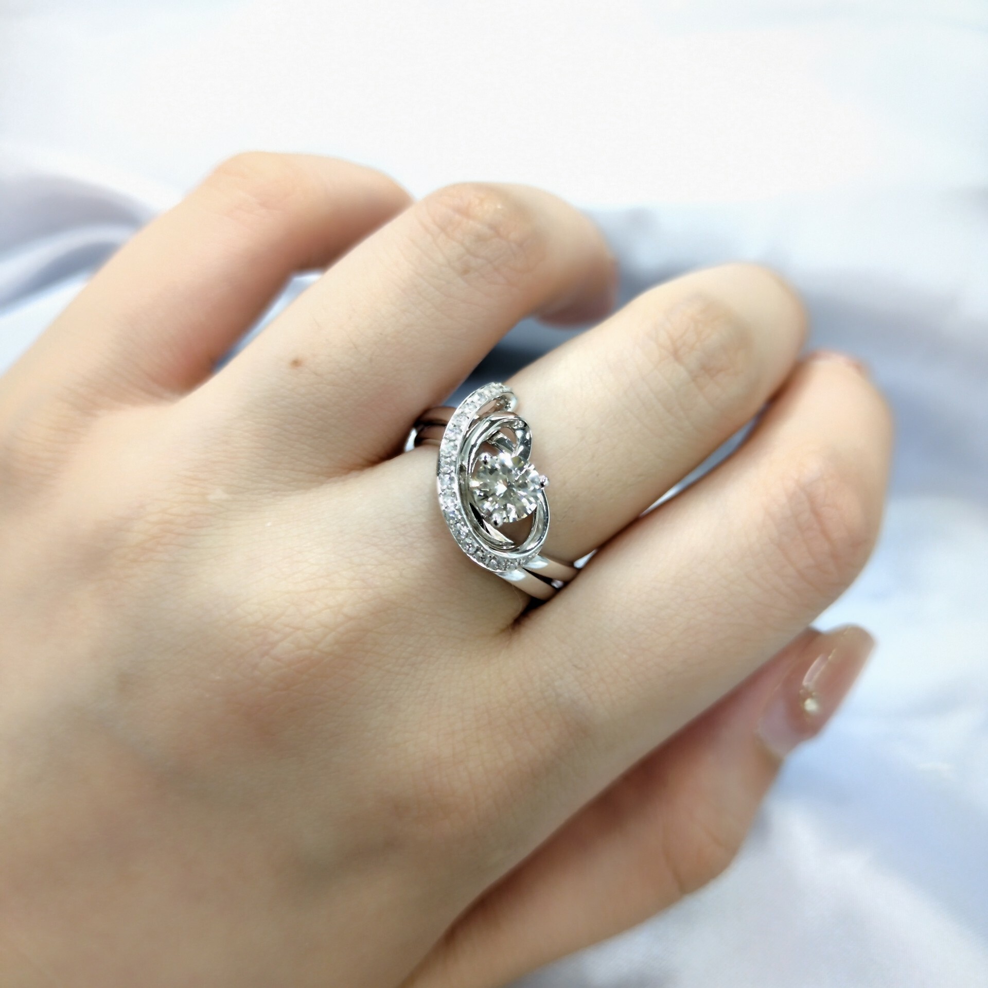 全新18K白金【單粒60份鑽石】配小鑽共74份鑽石戒指套戒