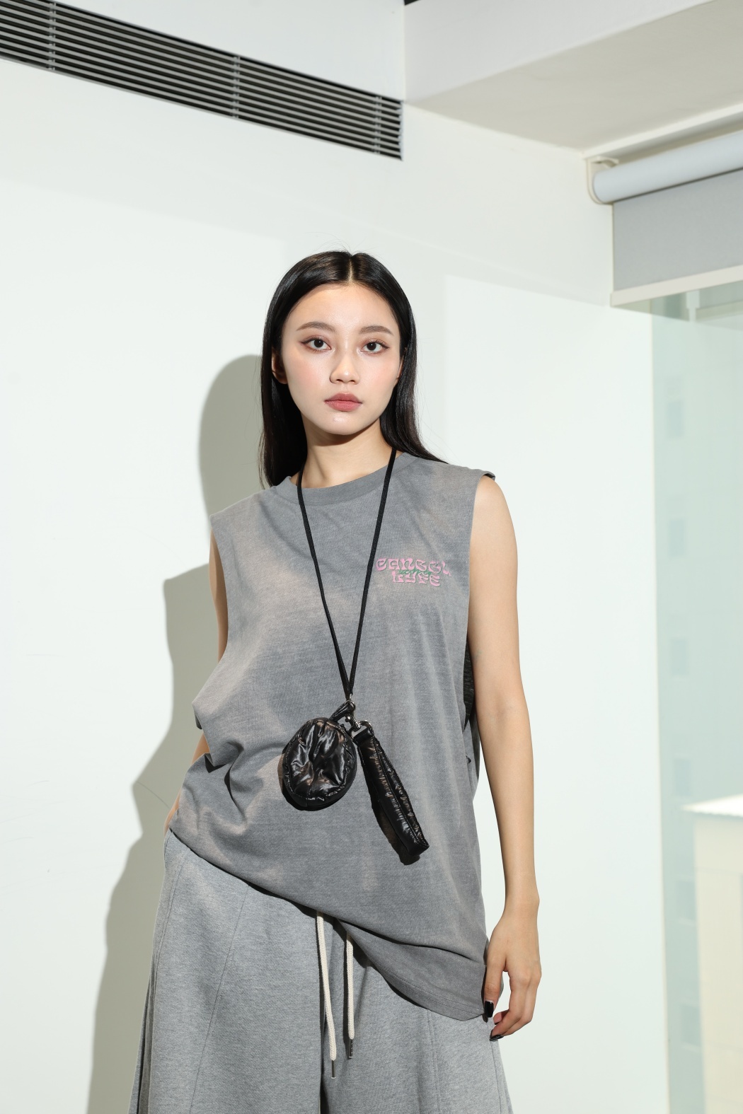 霧皮掛繩小圓包-黑