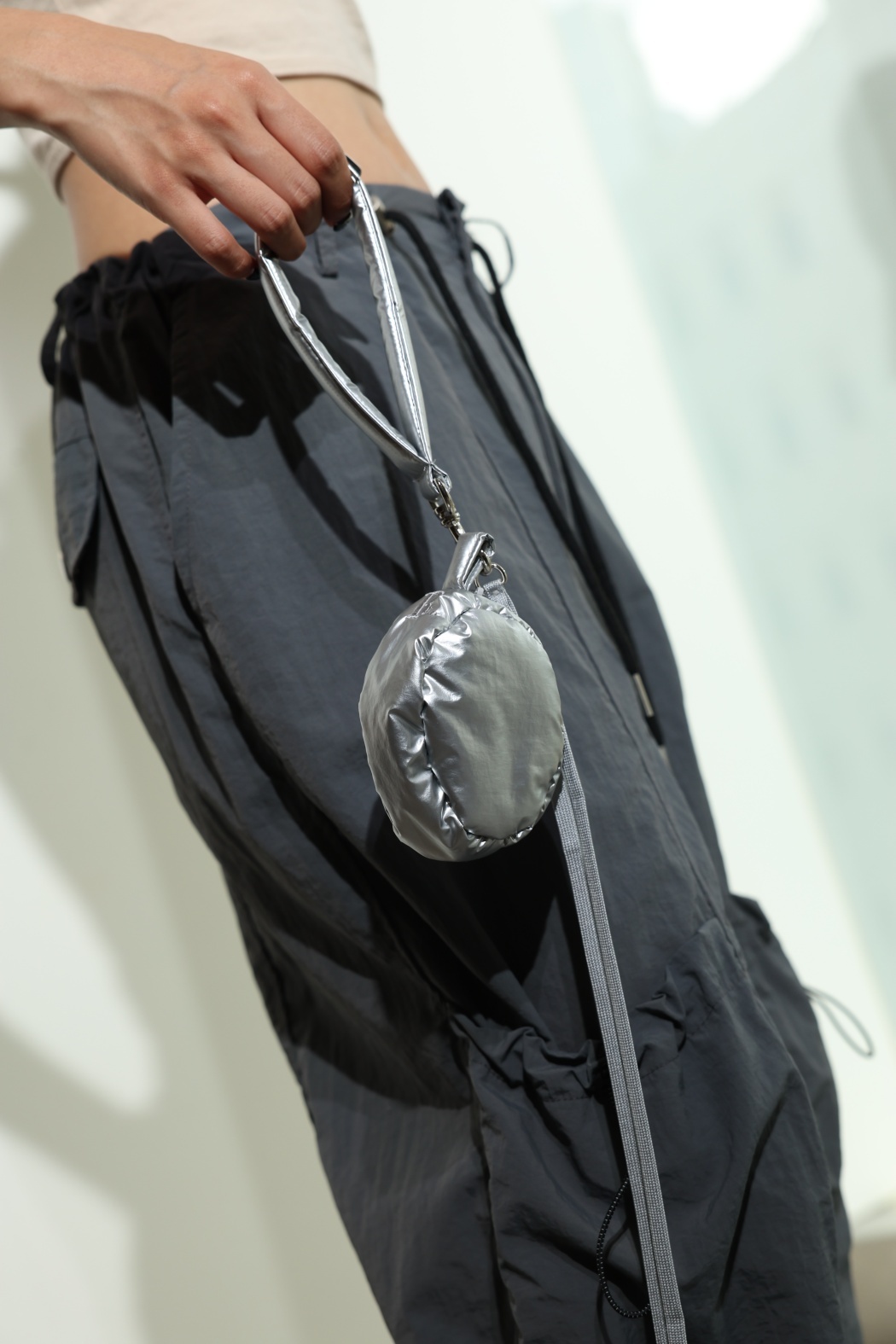 霧皮掛繩小圓包-銀