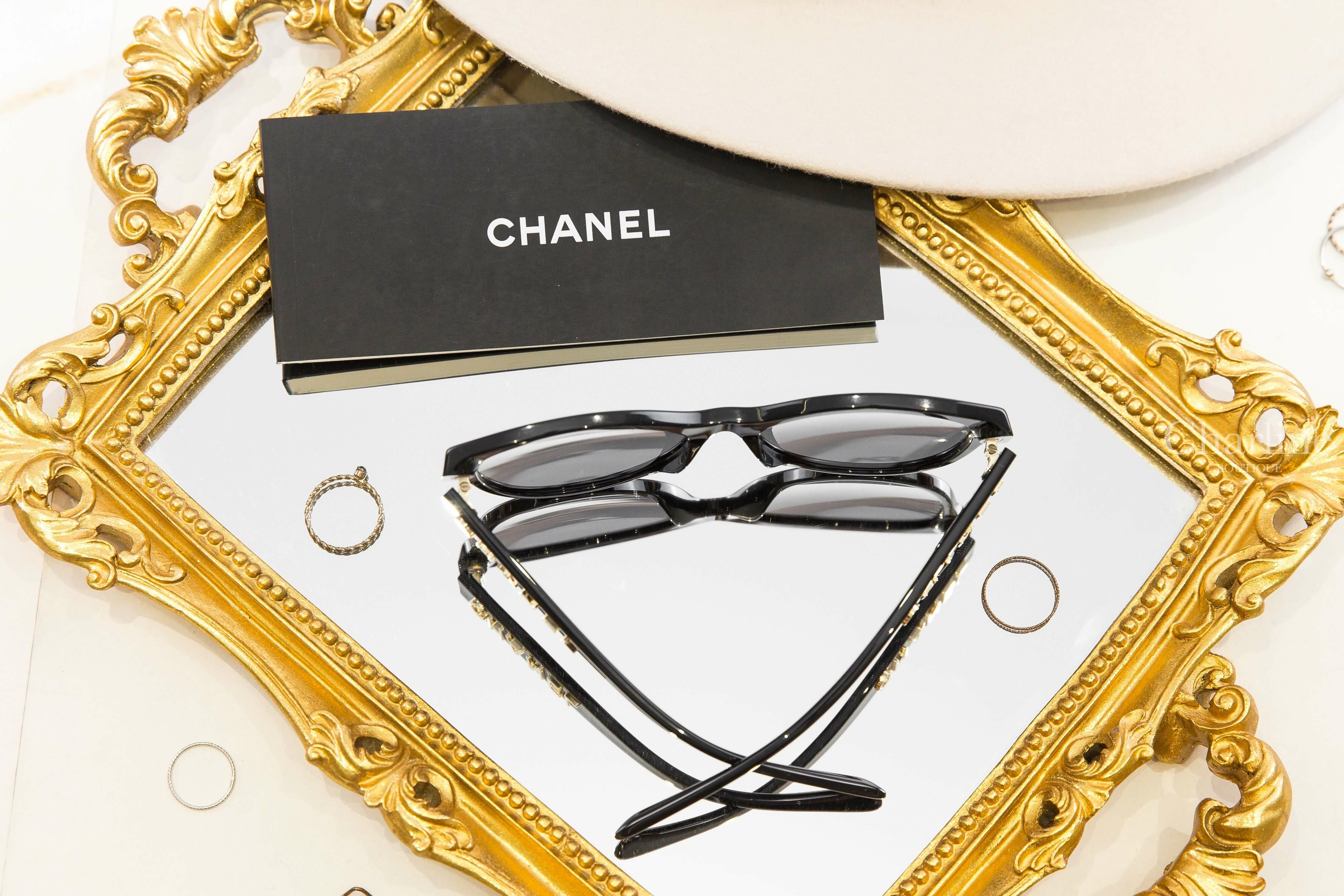 Chanel Pantos Sunglasses 黑色圓框灰色鏡片側邊金色 Logo 太陽眼鏡-Charline Boutique 精品代購