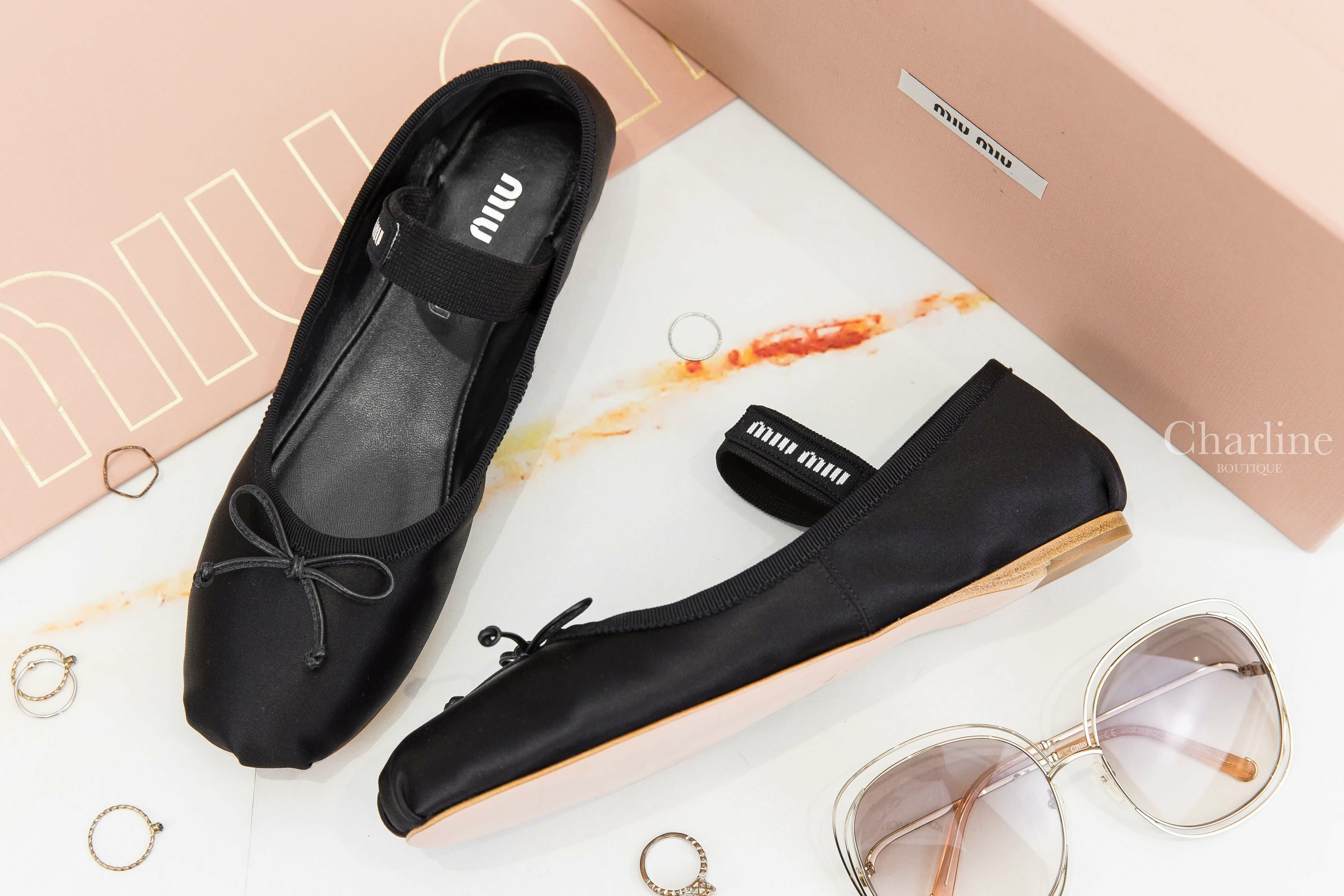 Miu Miu Satin Ballerinas 黑色絲綢蝴蝶結黑底白字彈性織帶平底芭蕾舞鞋-Charline Boutique 精品代購
