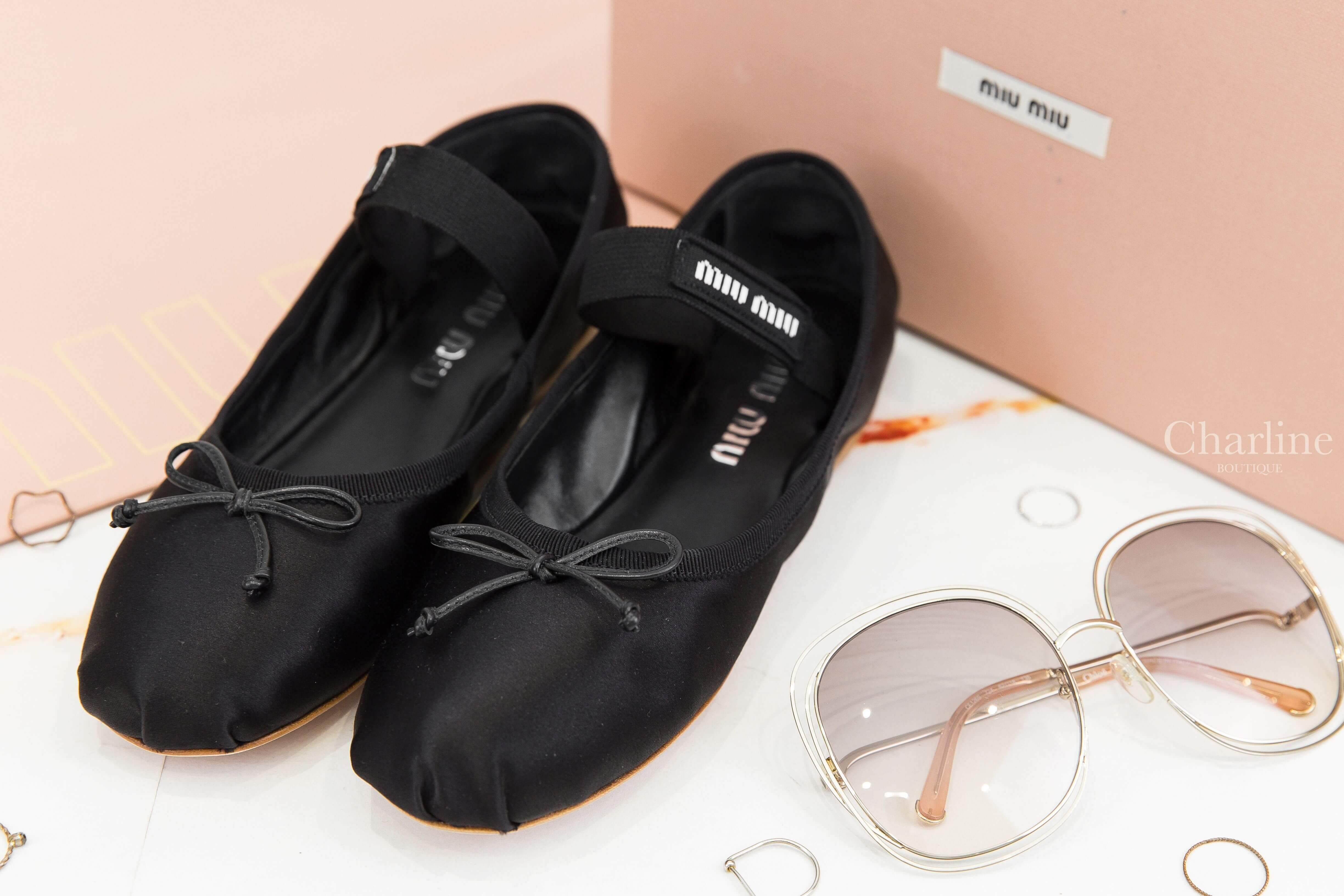 Miu Miu Satin Ballerinas 黑色絲綢蝴蝶結黑底白字彈性織帶平底芭蕾舞鞋-Charline Boutique 精品代購
