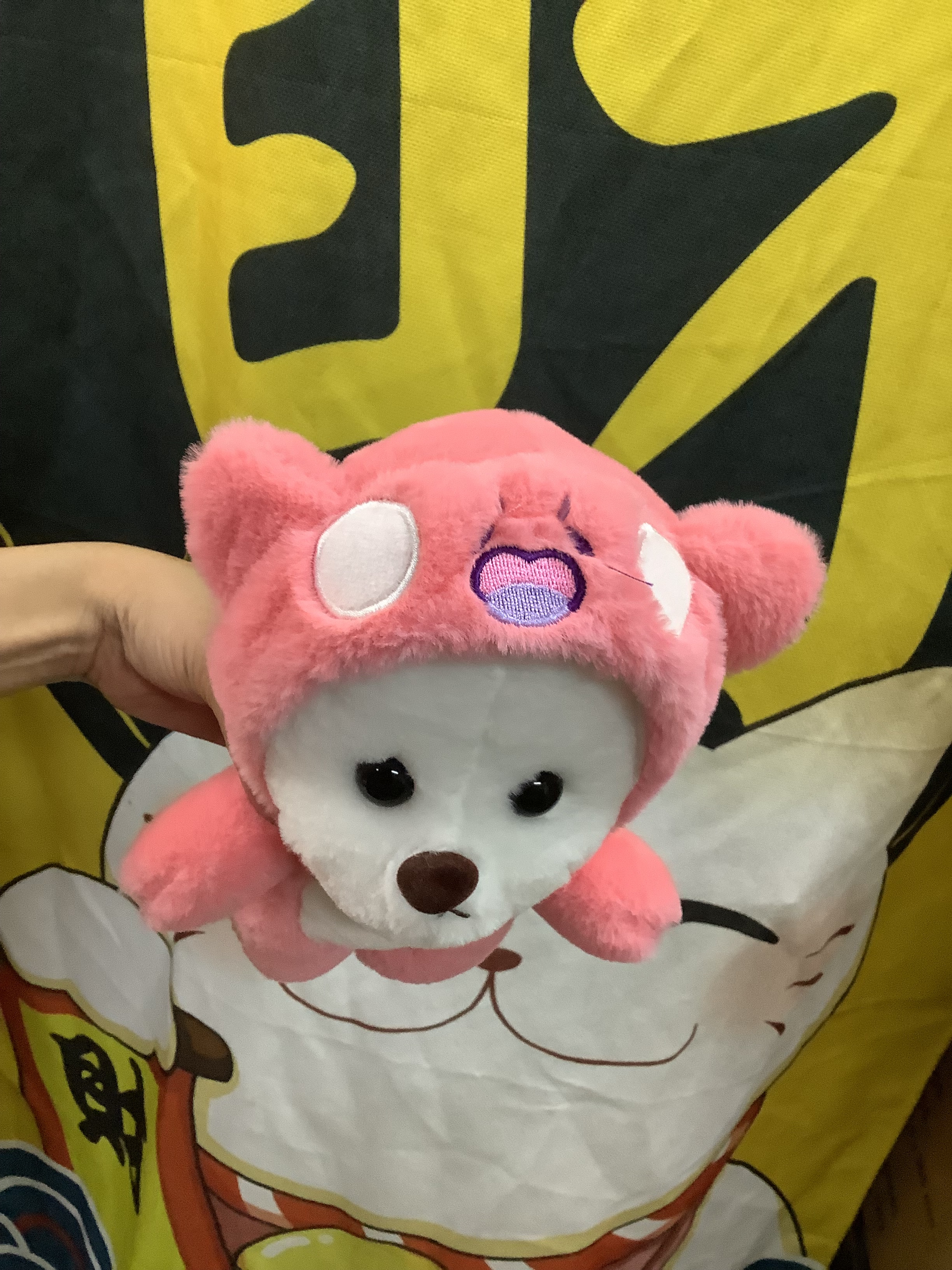 狗著粉色公仔