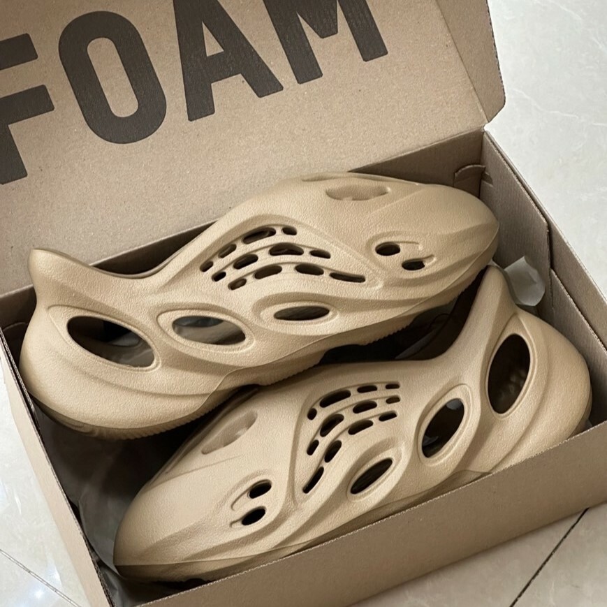ADIDAS YEEZY FOAM RUNNER CLAY TAUPE 卡其 洞洞鞋 GV6842