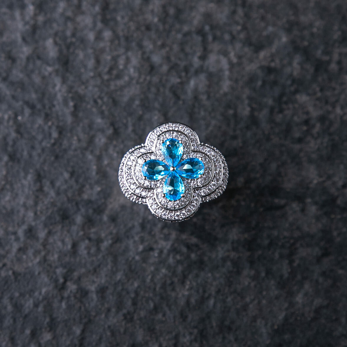 滿鑲中央寶石幸運四葉草戒指