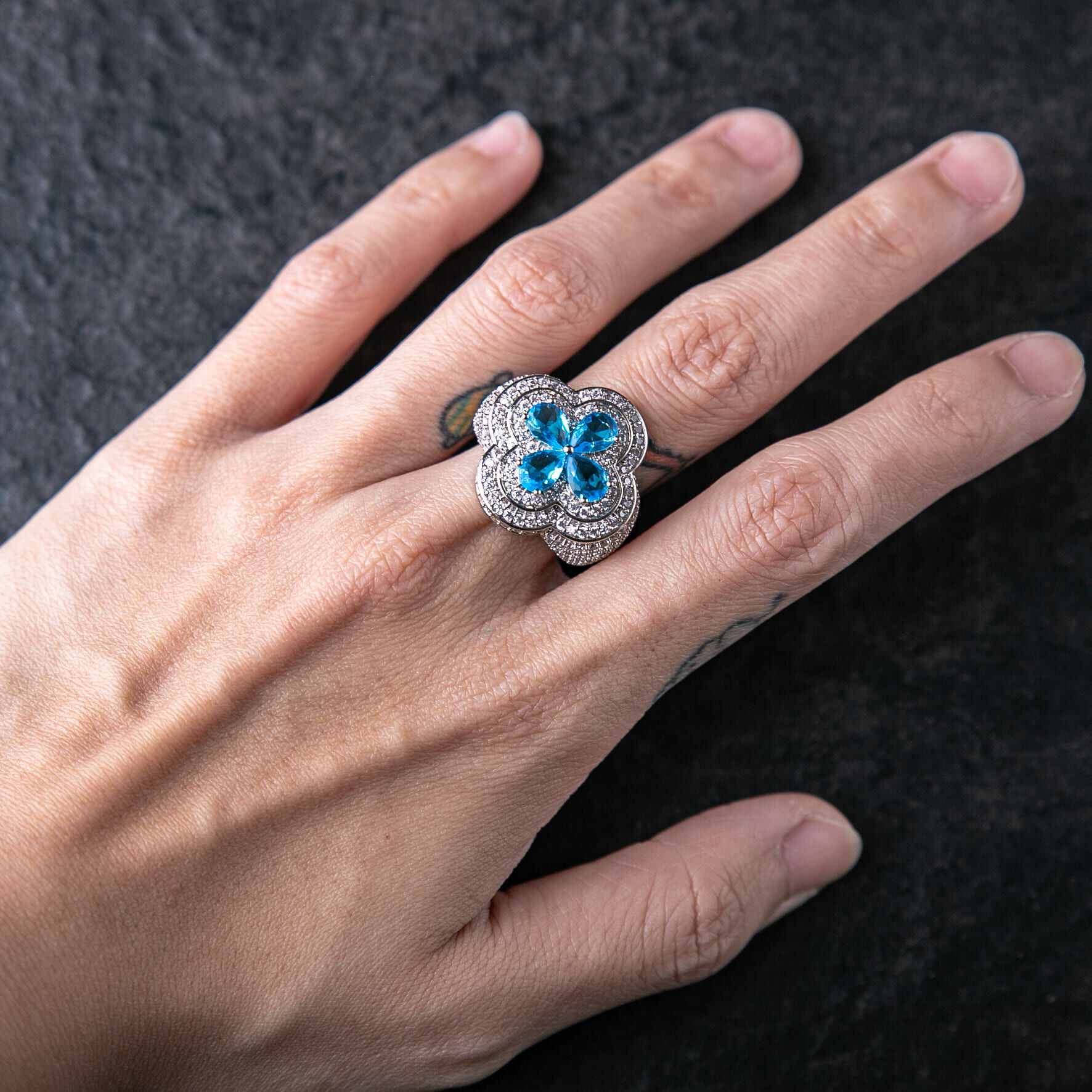 滿鑲中央寶石幸運四葉草戒指