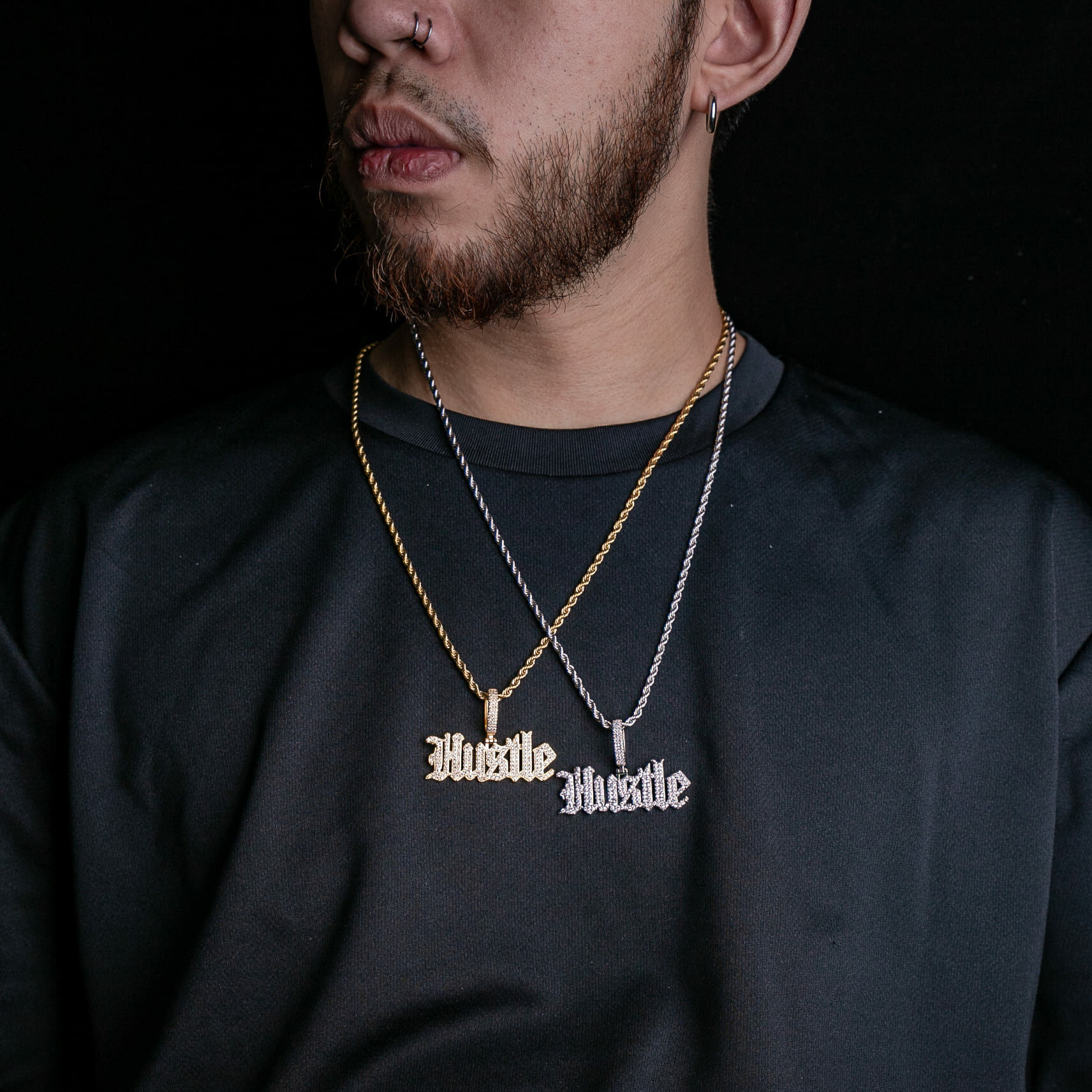 滿鑲歌德字HUSTLE墜飾