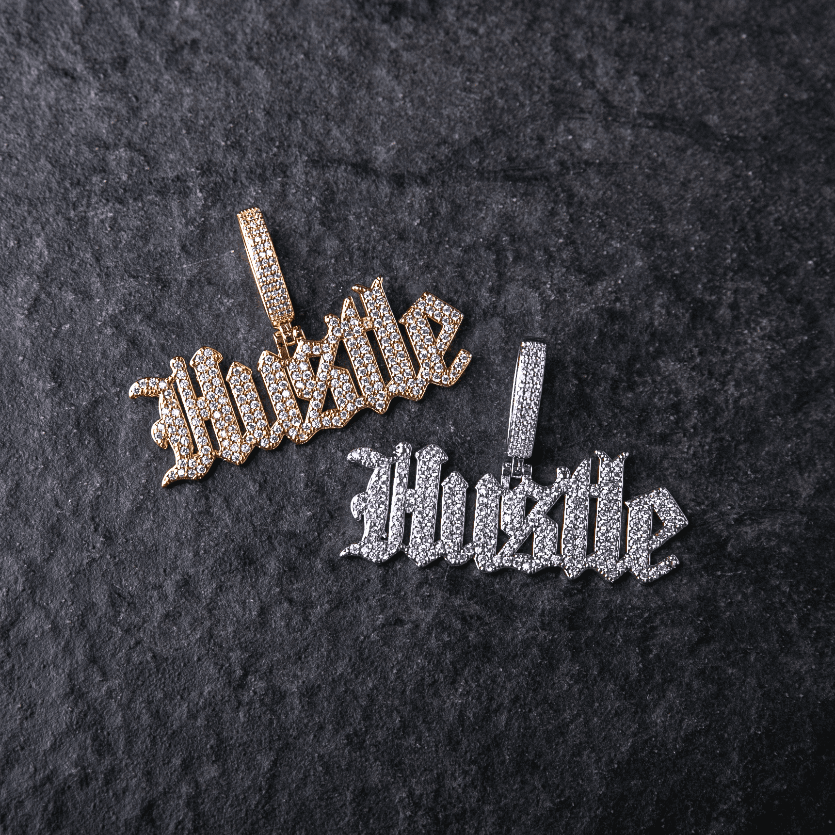 滿鑲歌德字HUSTLE墜飾