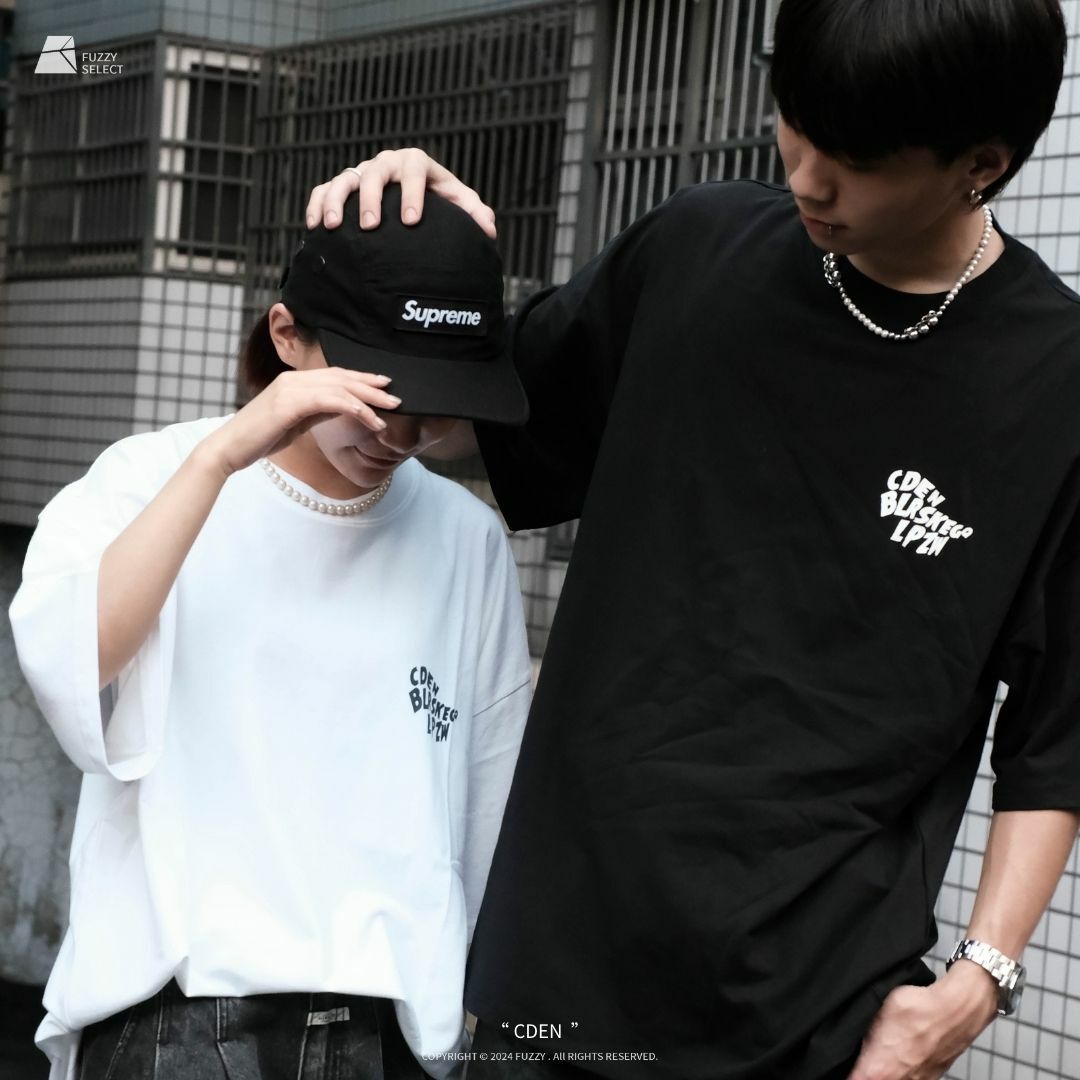 【逢甲 FUZZY】Cden Blrskegq Lpzw Tee 潮流 日常 美式 圖案 Logo 短T 短Tee 黑 白 麻灰