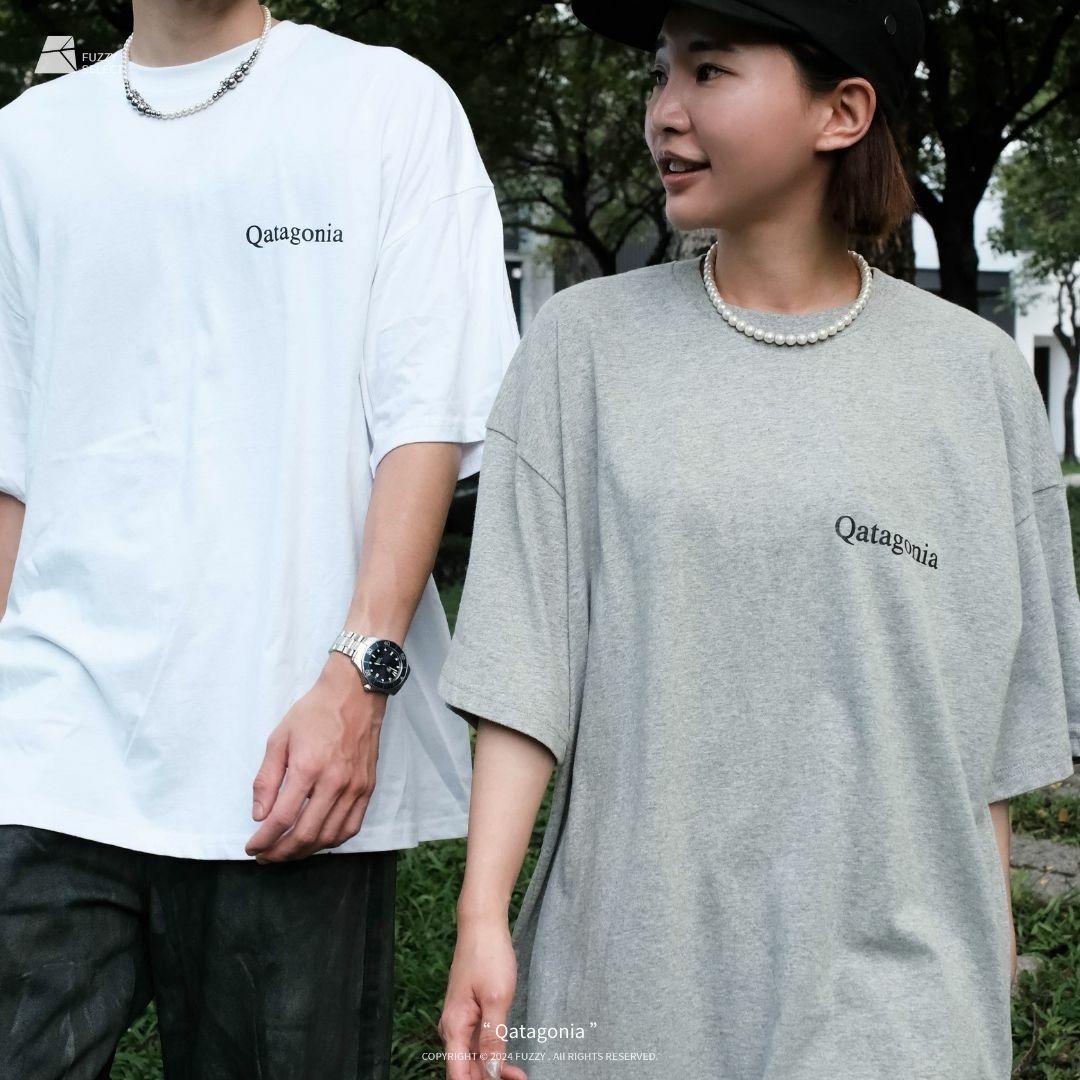 【逢甲 FUZZY】Qatagonia Tee 潮流 日常 美式 圖案 Logo 短T 短Tee 黑 白 麻灰