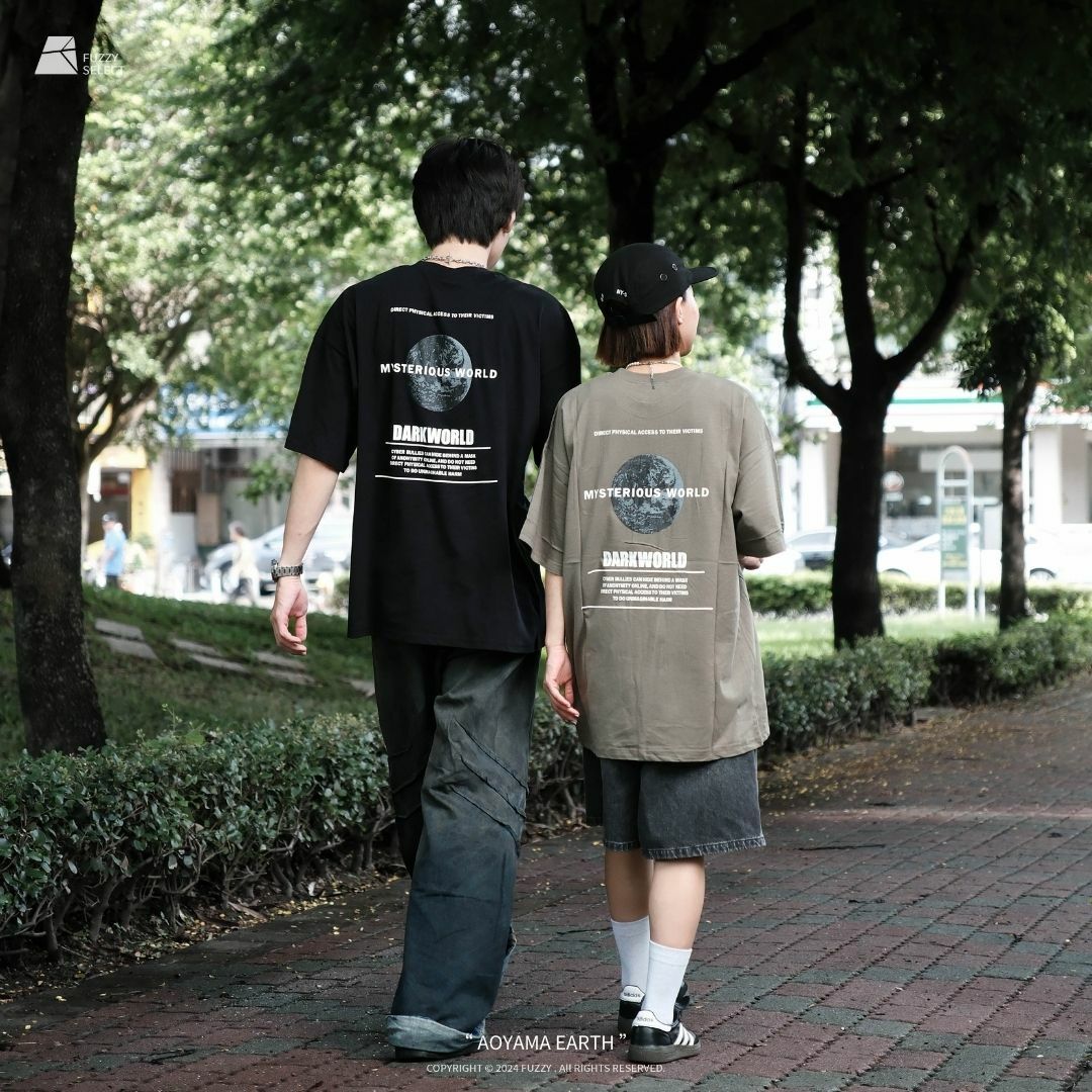 【逢甲 FUZZY】Earth Tee 地球 世界 潮流 日常 美式 圖案 Logo 短T 短Tee 黑 白 麻灰 軍綠