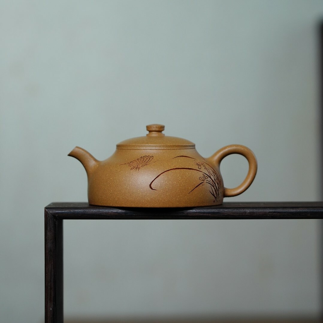 【半瓜】-- 半瓜壺相傳爲陳曼生在夏天裁切西瓜時的靈感啓發。