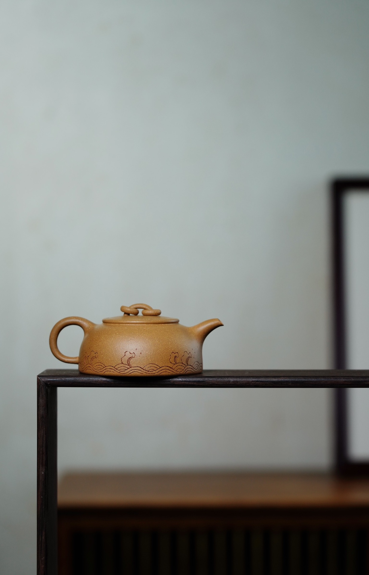 【雙圈壺】-- 雙圈壺是因壺鈕之處有兩個螺紋的圈而得名。