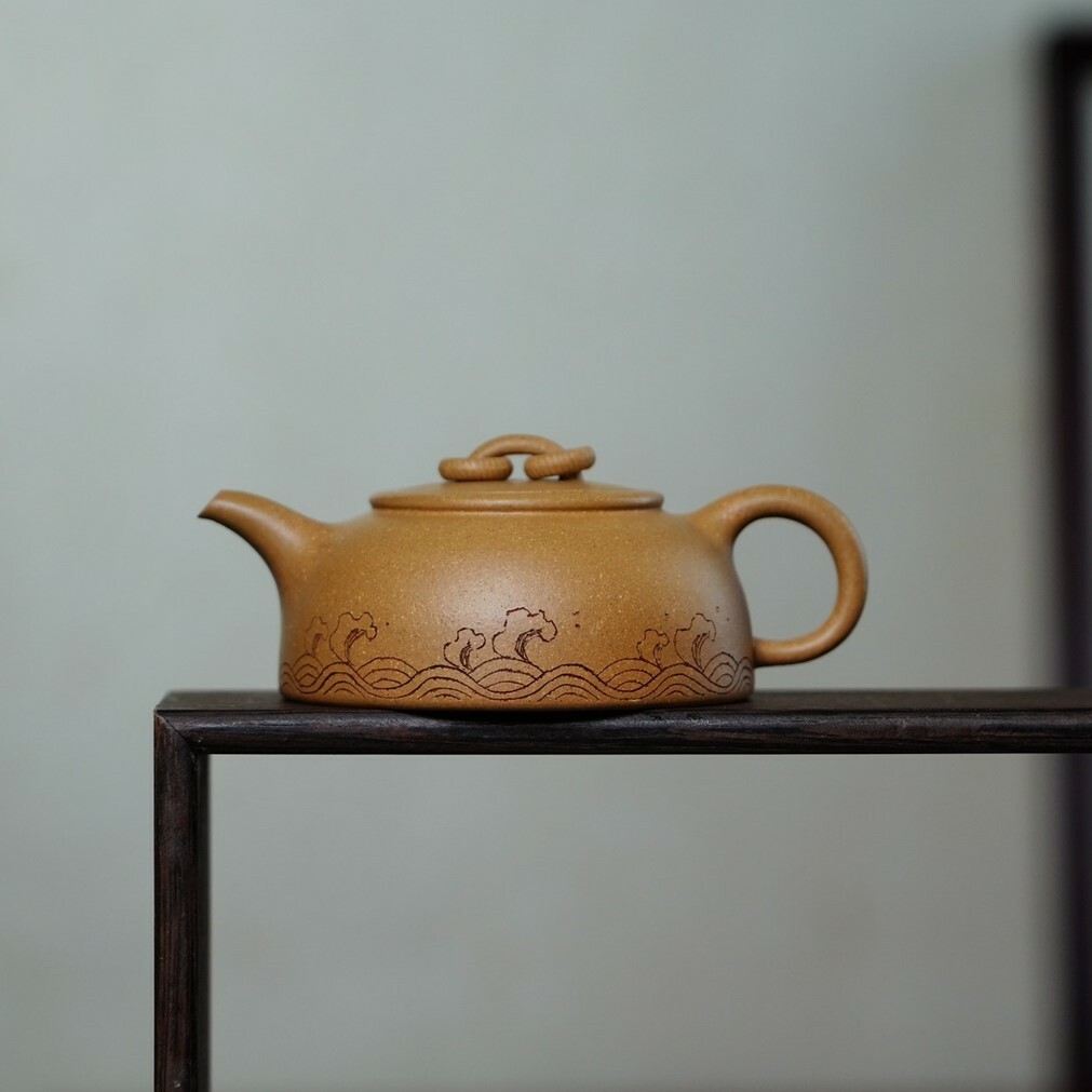 【雙圈壺】-- 雙圈壺是因壺鈕之處有兩個螺紋的圈而得名。