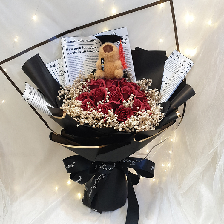 卡比巴拉花束,卡皮巴拉紅色香皂花滿天星花束,卡比巴拉畢業花束,卡皮巴拉畢業花束,capybara bouquet