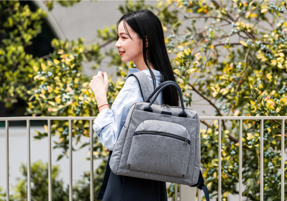 satana Fresh 青職人個性後背包-麻花灰 SFG0011-707 女生形象照