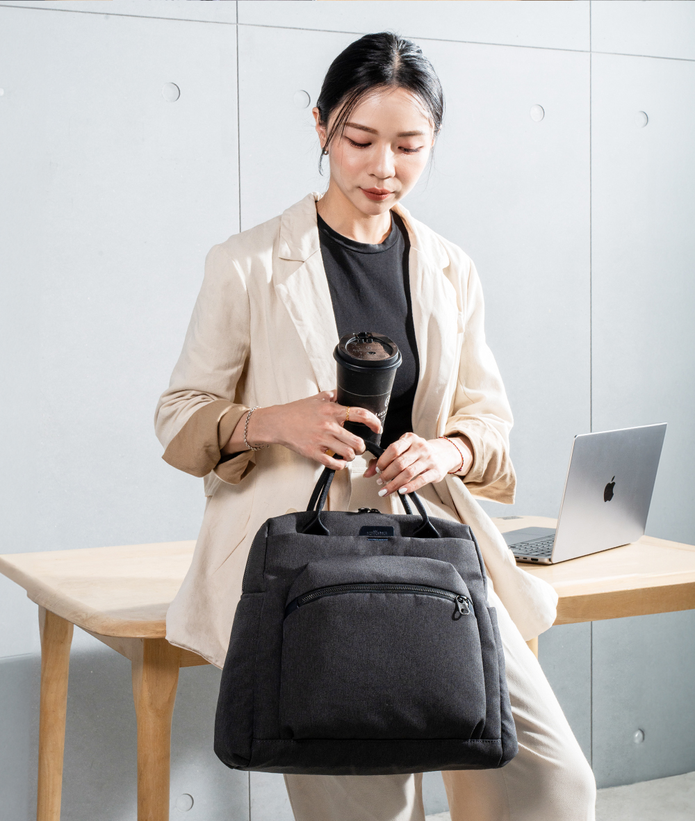 satana Fresh 青職人個性後背包-石墨黑 SFG0011-728 女生形象照