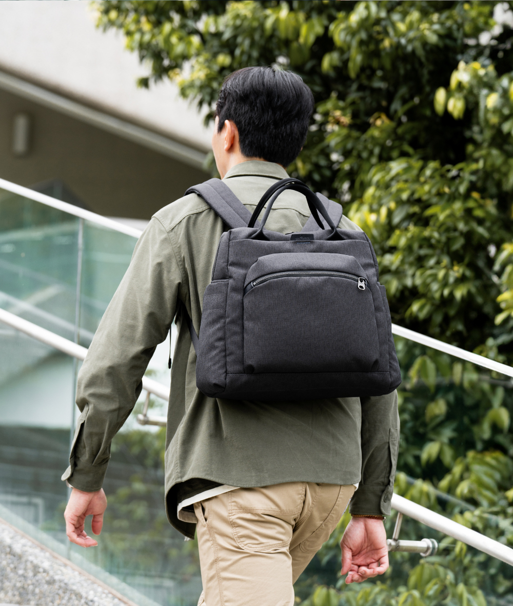 satana Fresh 青職人個性後背包-石墨黑 SFG0011-728 男生後背示意照