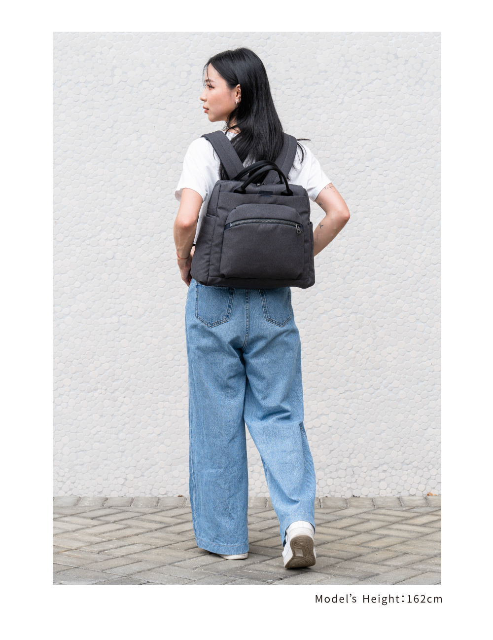 satana Fresh 青職人個性後背包-石墨黑 SFG0011-728 女生身高比例照