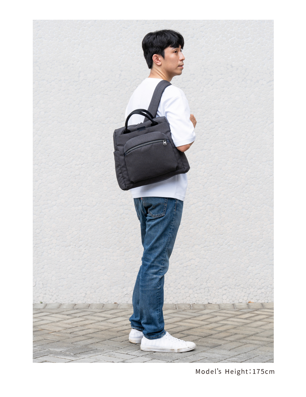 satana Fresh 青職人個性後背包-石墨黑 SFG0011-728 男生身高比例照