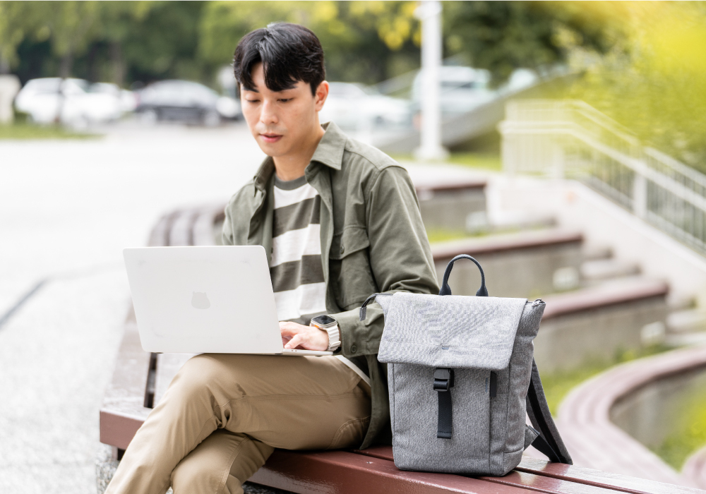 satana Fresh 青職人俐落率性後背包-麻花灰 SFG0091-707 男生形象照