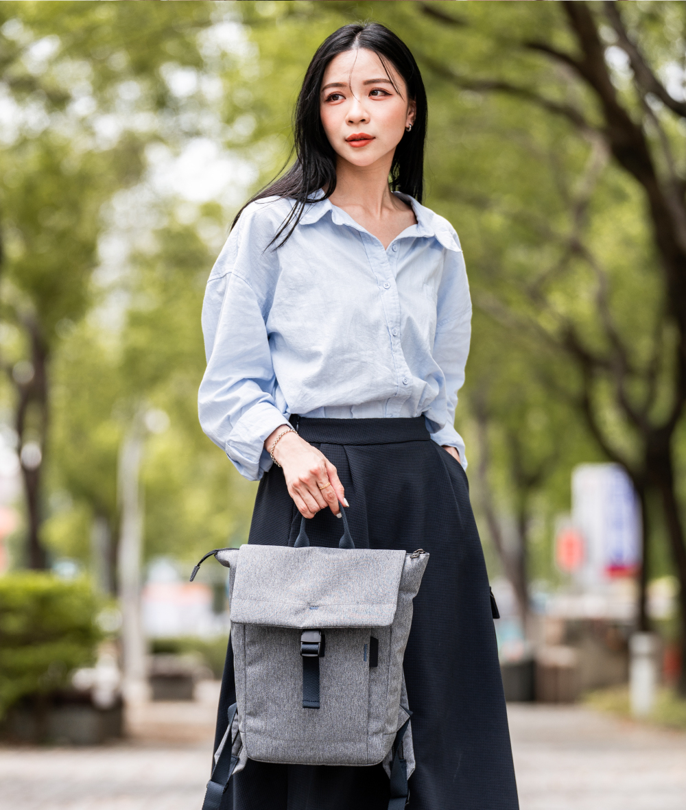 satana Fresh 青職人俐落率性後背包-麻花灰 SFG0091-707 女生形象照