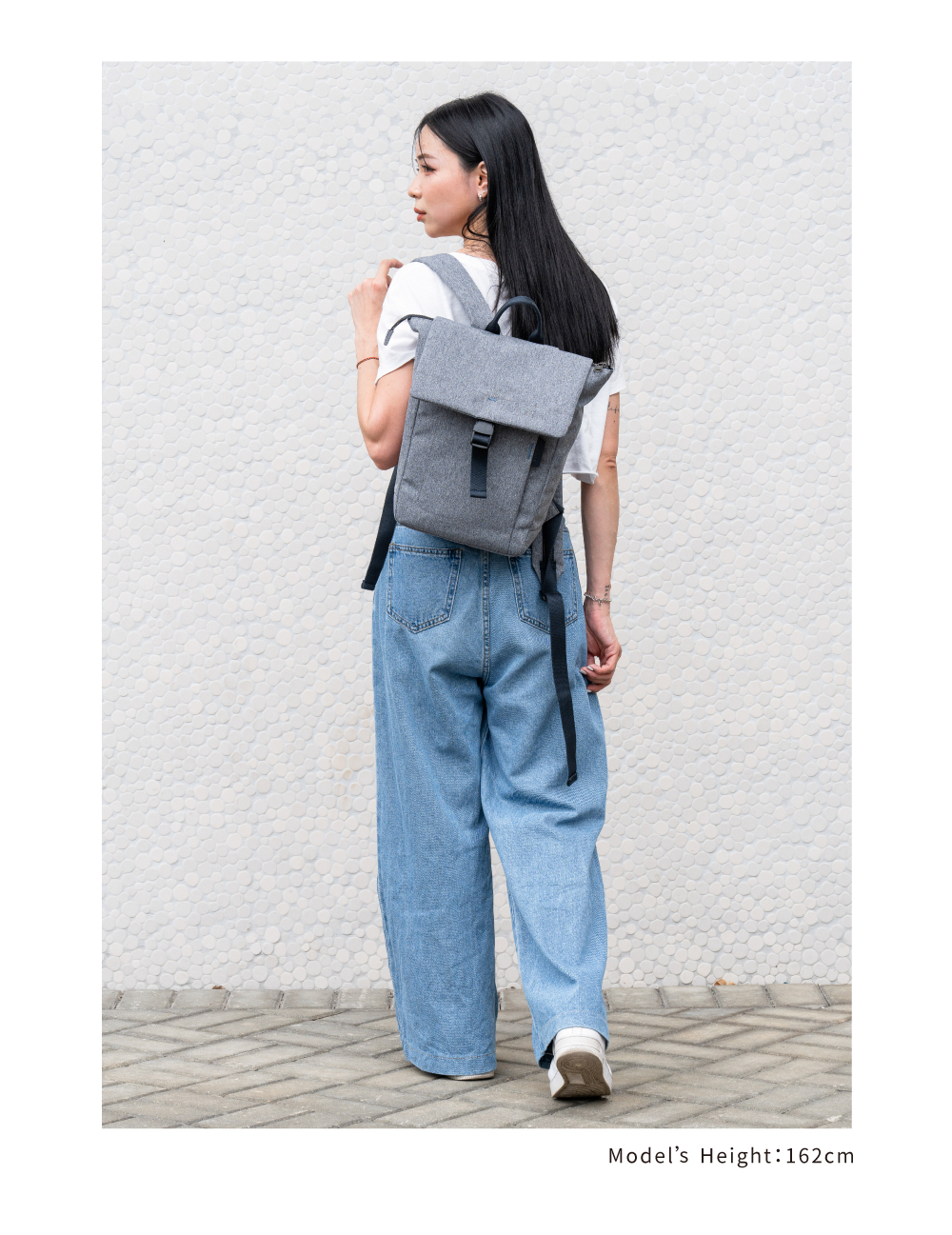 satana Fresh 青職人俐落率性後背包-麻花灰 SFG0091-707 女生身高比例照