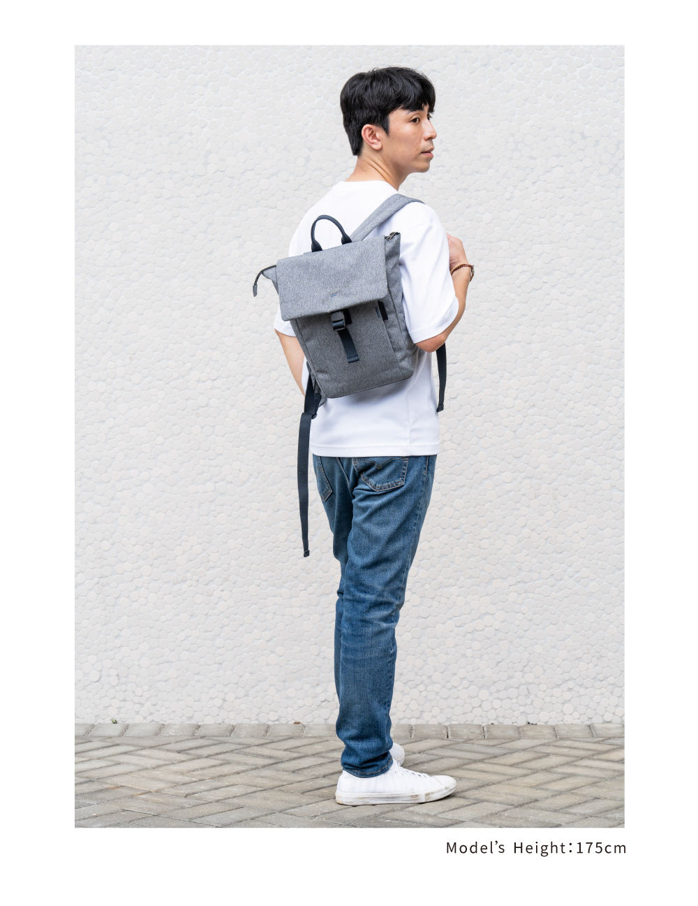 satana Fresh 青職人俐落率性後背包-麻花灰 SFG0091-707 男生身高比例照