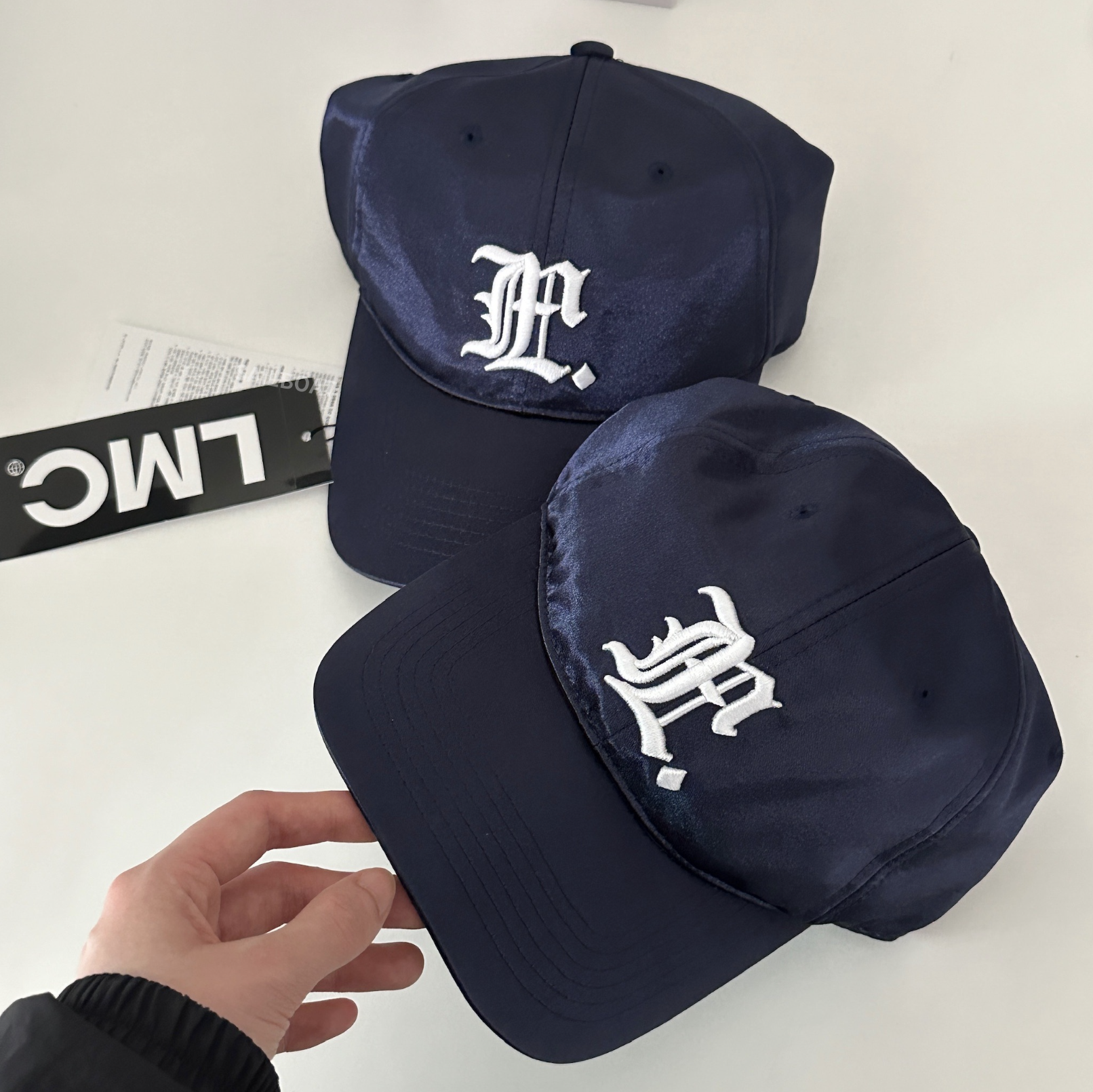 #現貨供應 LMC GOTHIC SATIN 6PANEL CAP 刺繡字母LOGO 亮面棒球帽