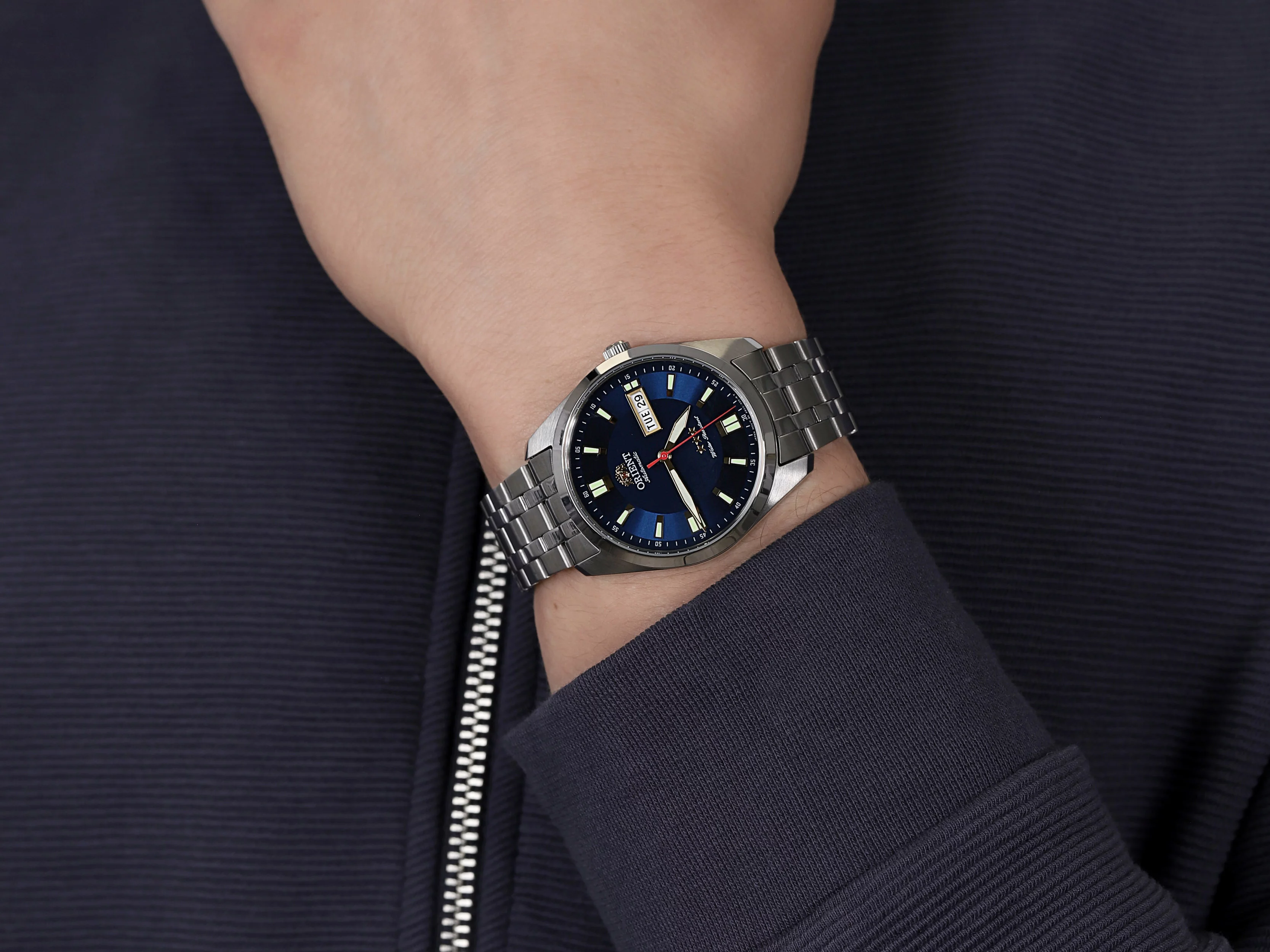 萬年鐘錶 - 東方錶  ORIENT  簡約百搭復古藍面經典機械男錶  RA-AB0019L 錶徑 : 39mm