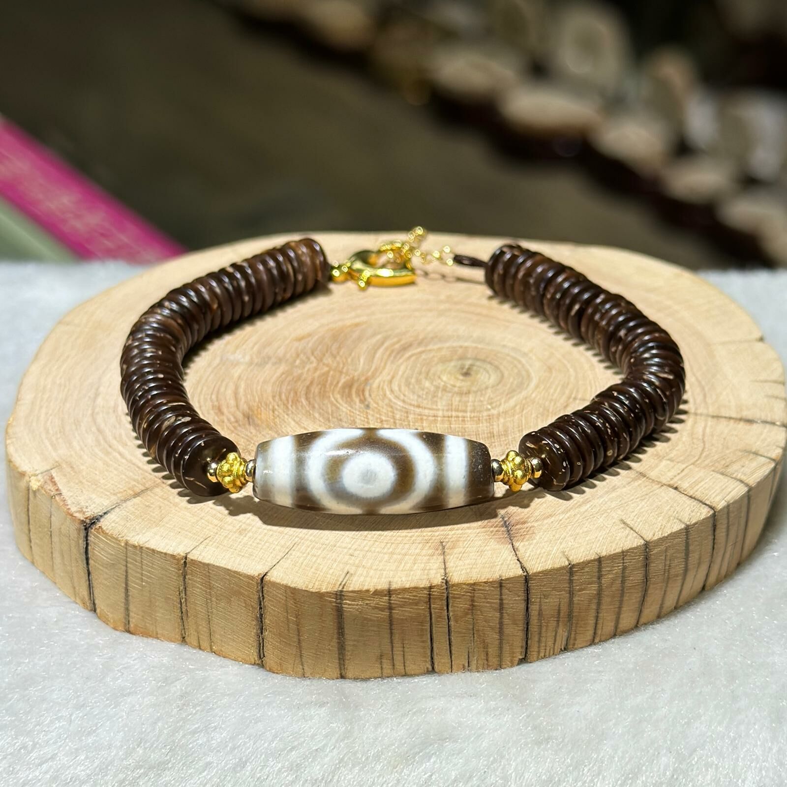 三眼天珠手鏈（配椰子殼隔片）8 mm +/-